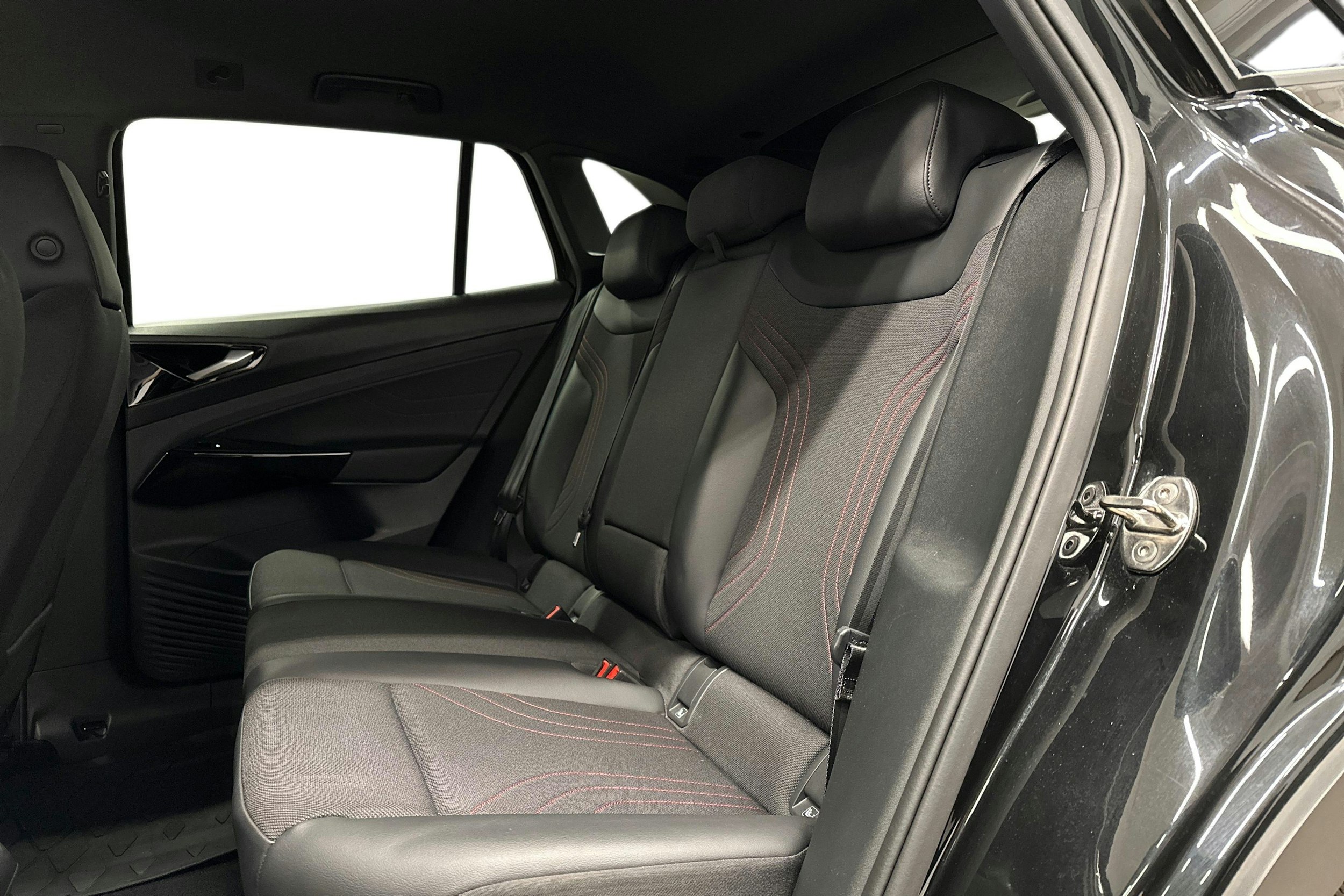 musta Volkswagen ID.4 2023 kuva 10.