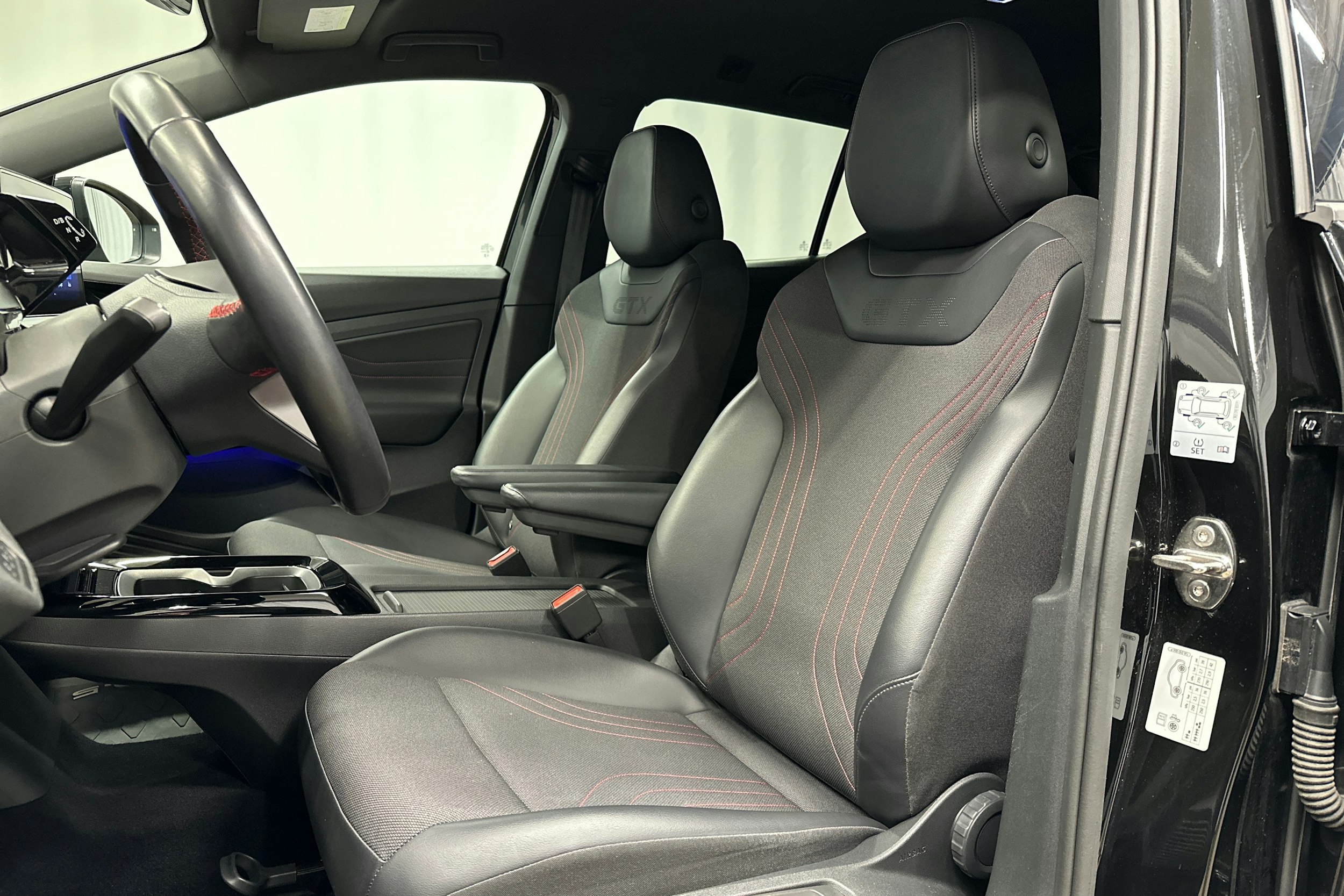 musta Volkswagen ID.4 2023 kuva 14.