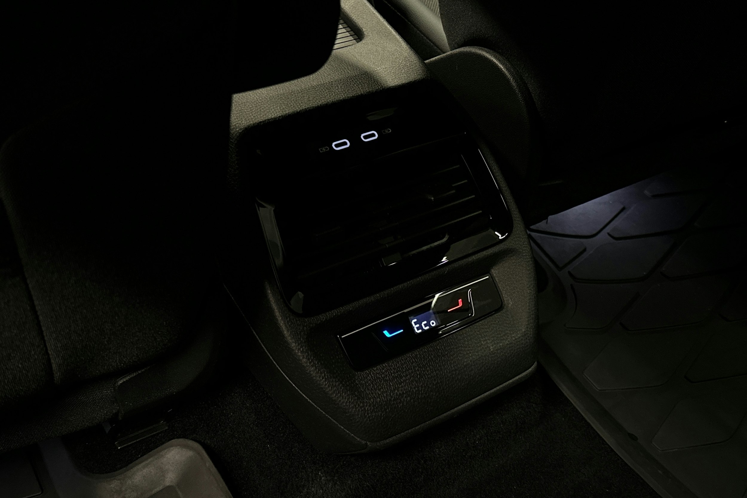 musta Volkswagen ID.4 2023 kuva 30.