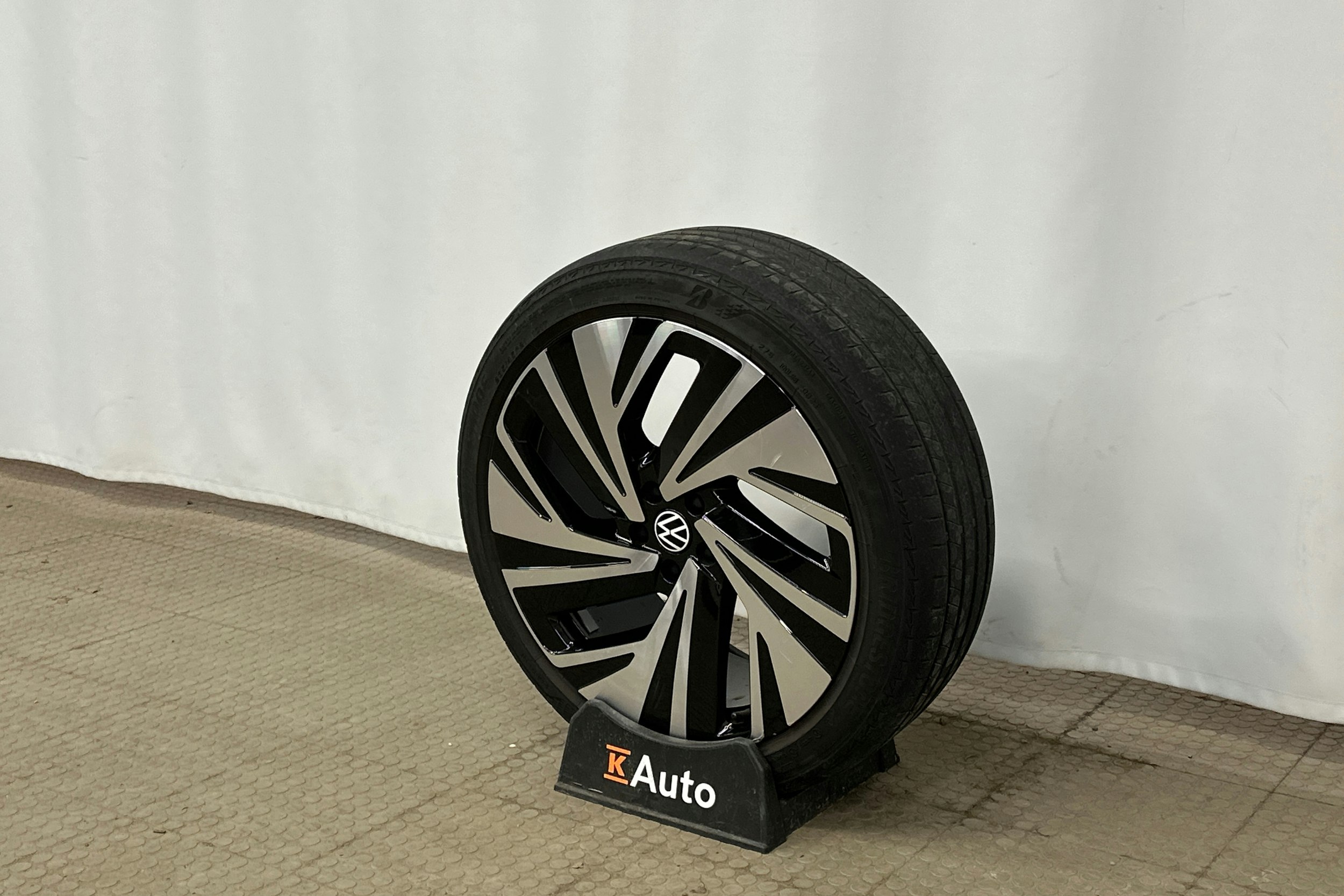 musta Volkswagen ID.4 2023 kuva 13.