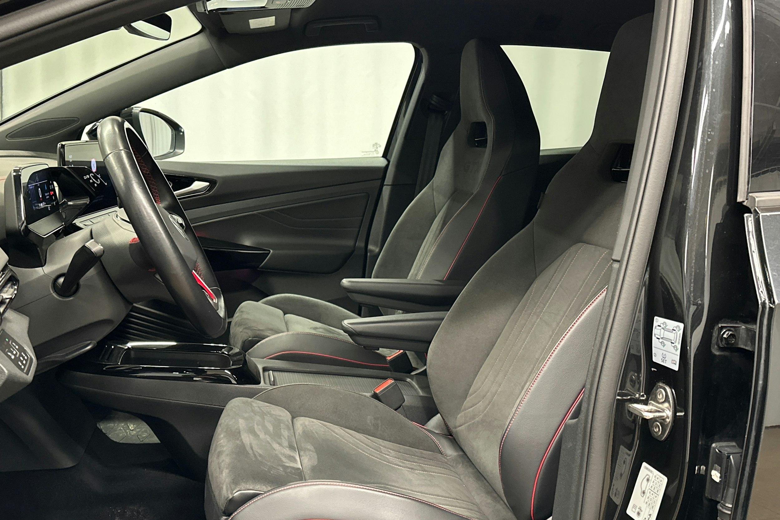 musta Volkswagen ID.4 2023 kuva 16.