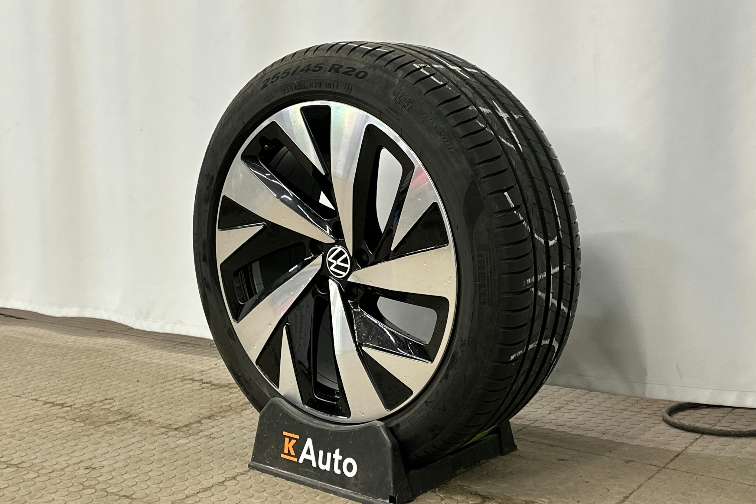 harmaa Volkswagen ID.4 2023 kuva 13.