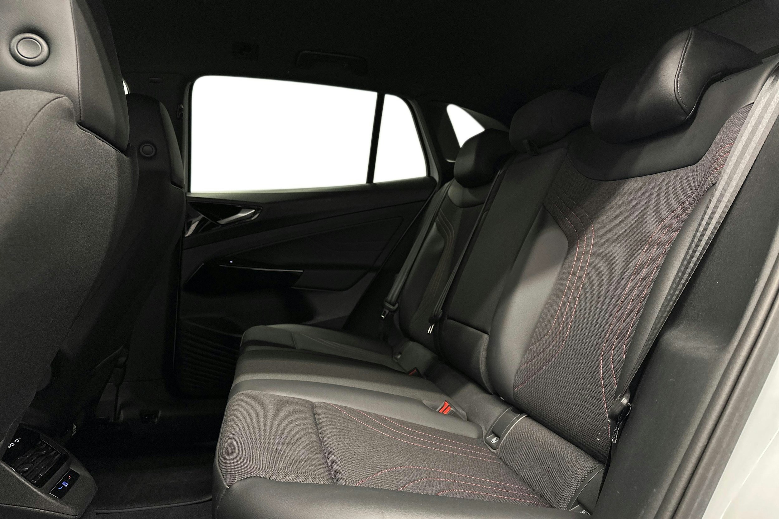 valkoinen Volkswagen ID.4 2023 kuva 10.