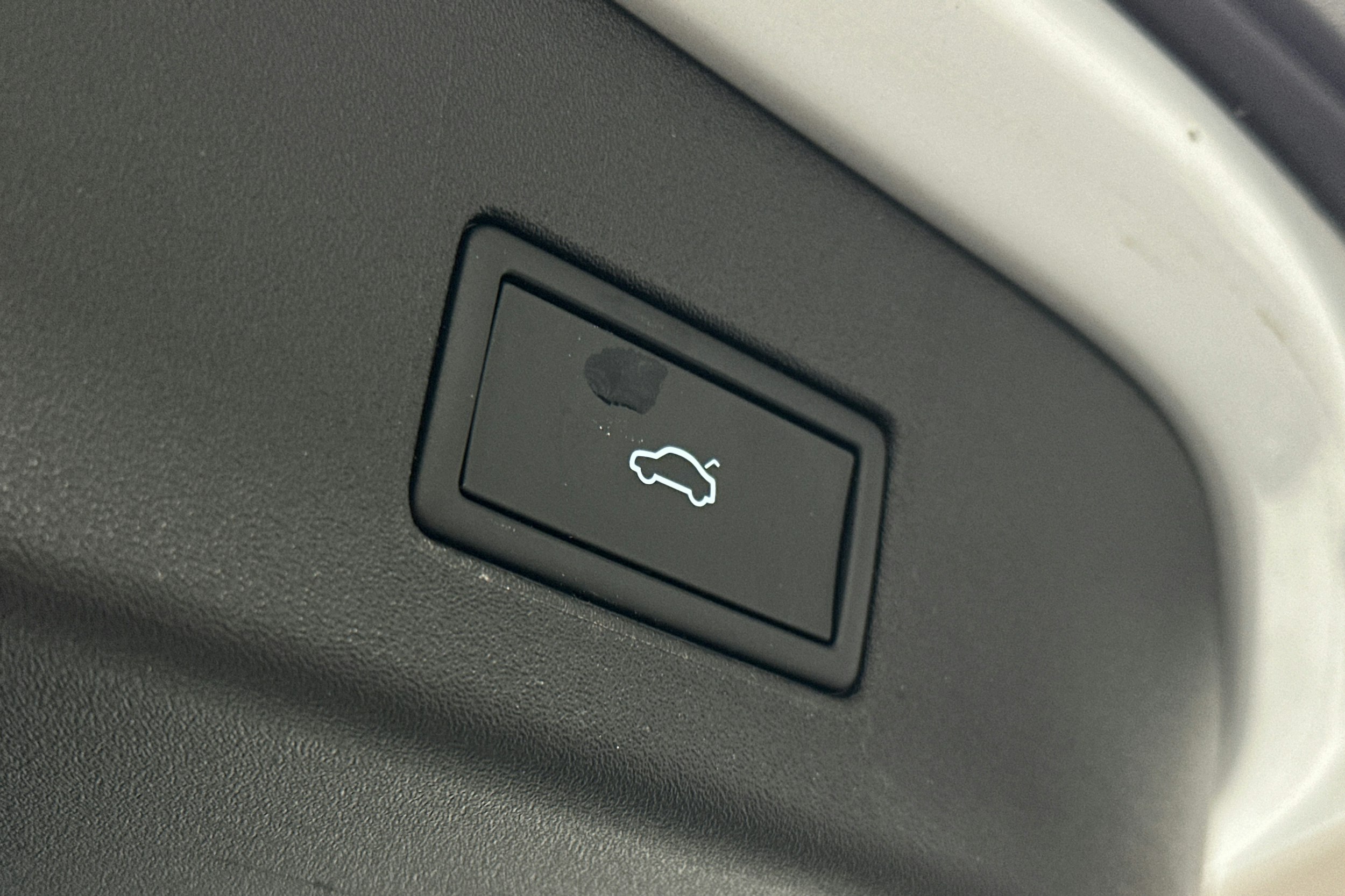 valkoinen Volkswagen ID.4 2023 kuva 15.