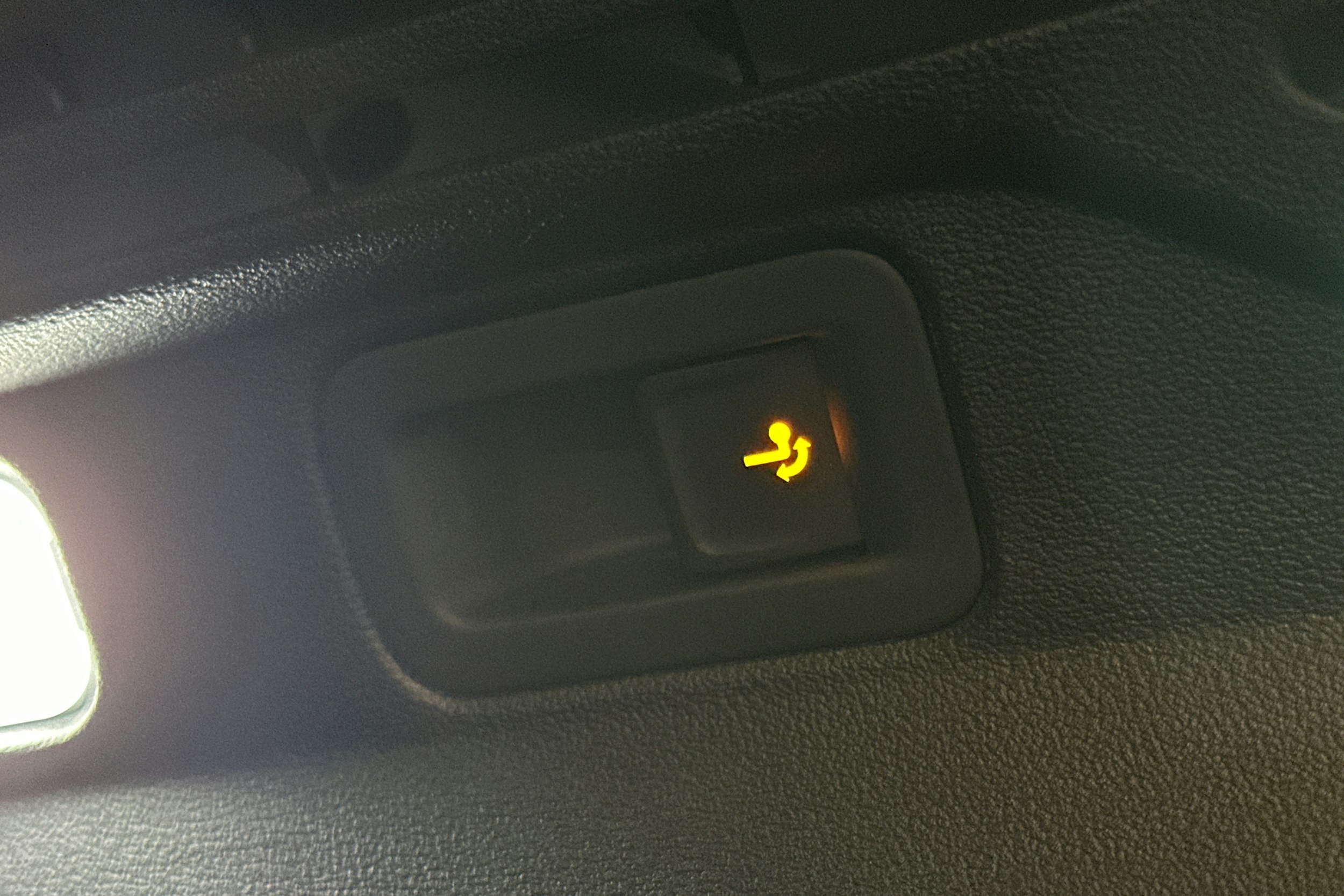 valkoinen Volkswagen ID.4 2023 kuva 16.