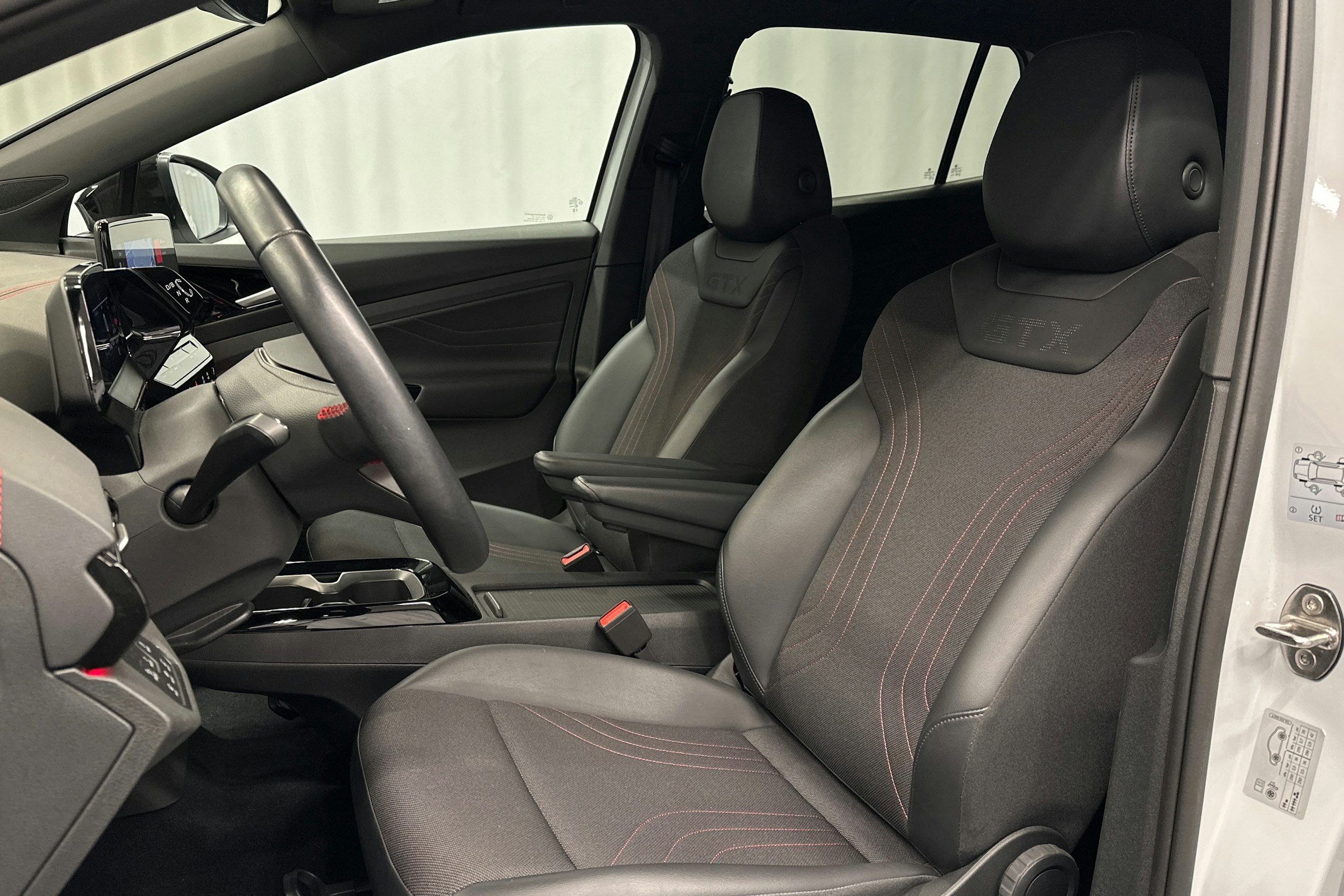 valkoinen Volkswagen ID.4 2023 kuva 18.