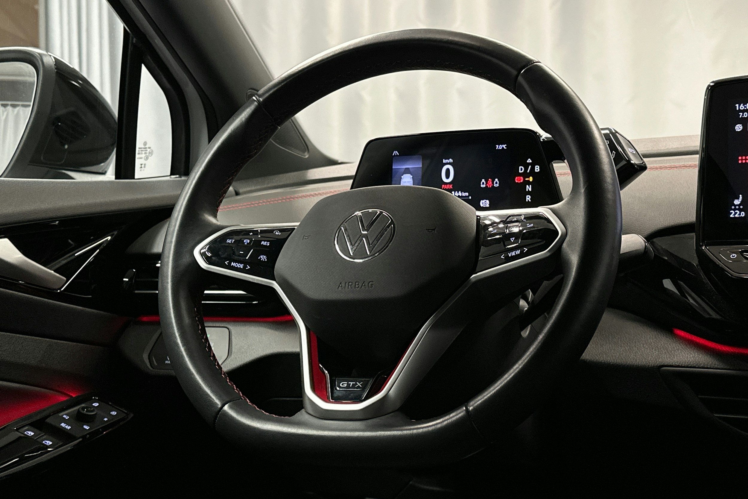 valkoinen Volkswagen ID.4 2023 kuva 19.