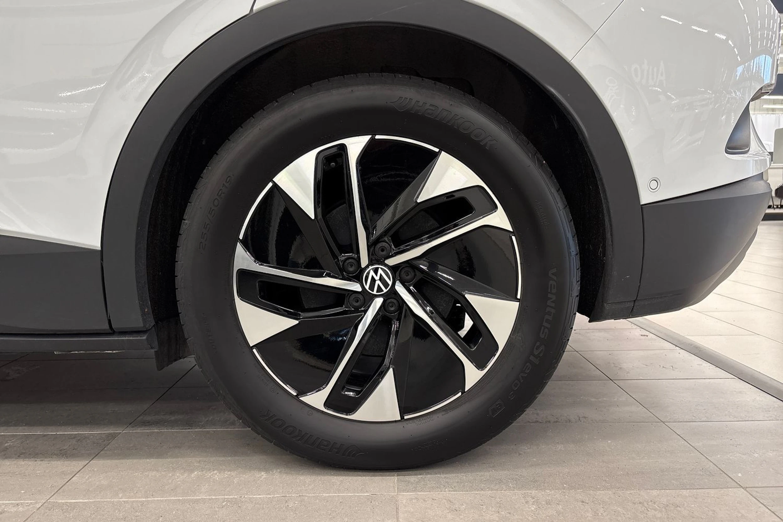 valkoinen Volkswagen ID.4 2023 kuva 10.