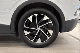 valkoinen Volkswagen ID.4 2023 kuva 10.