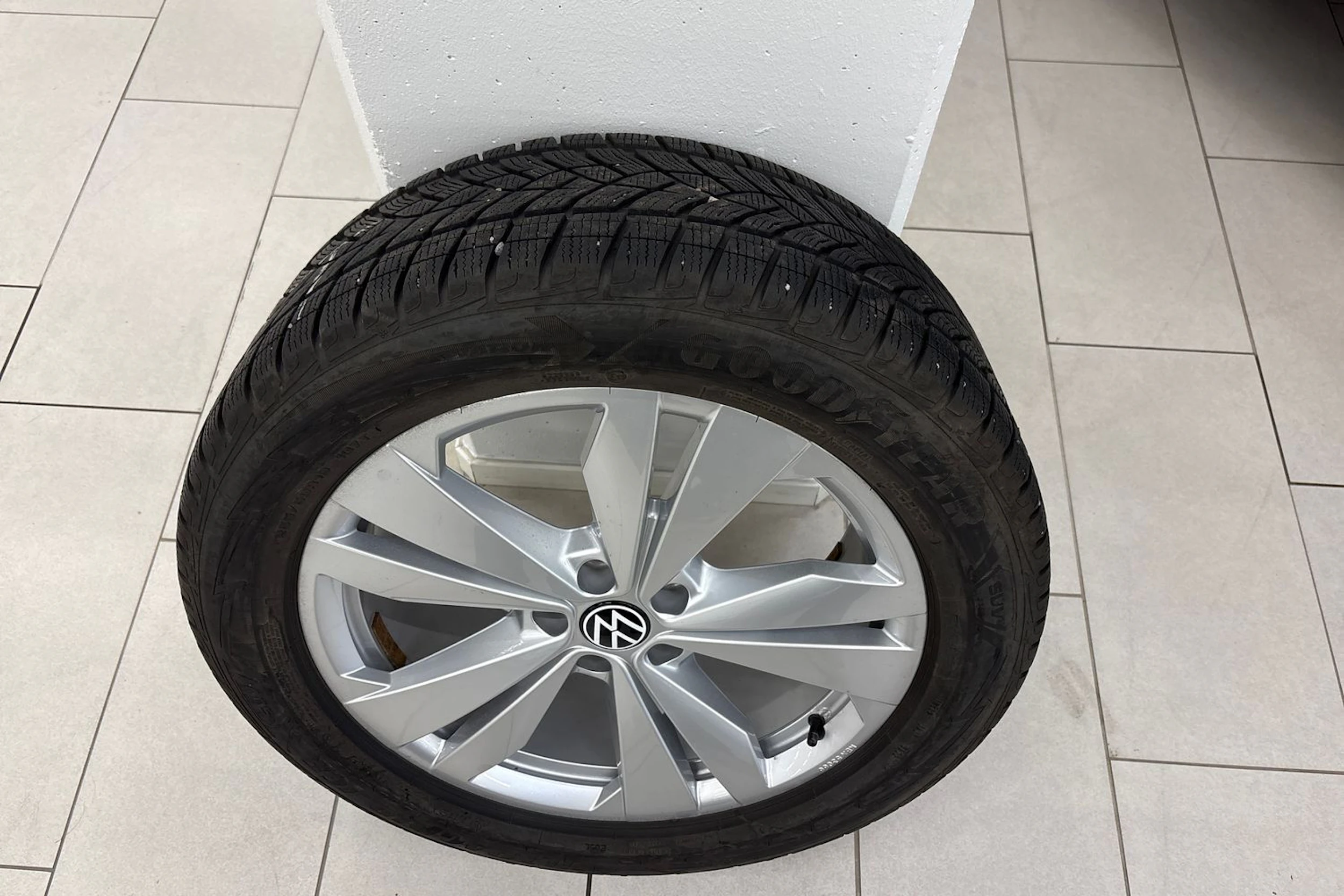 valkoinen Volkswagen ID.4 2023 kuva 11.