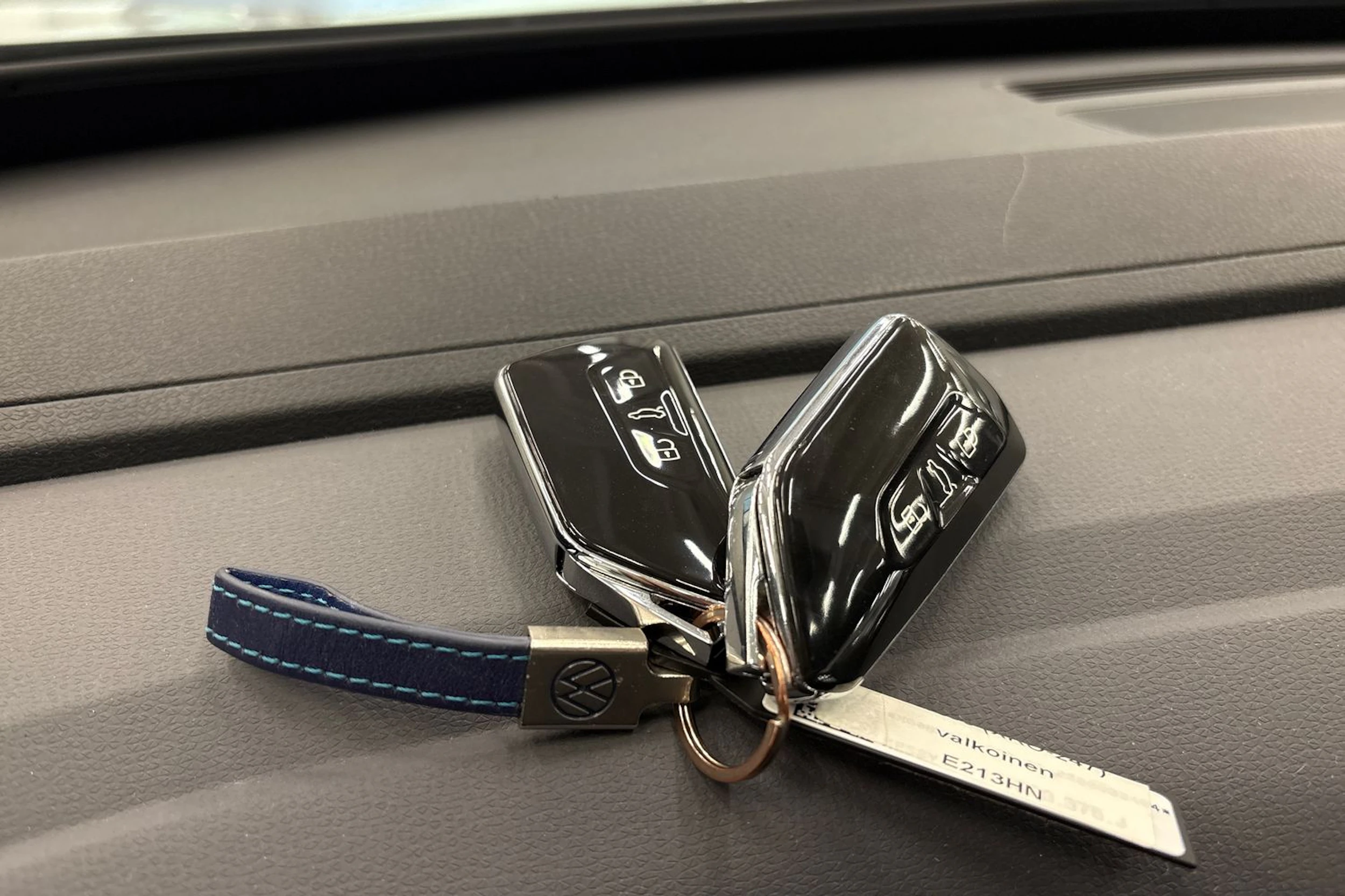 valkoinen Volkswagen ID.4 2023 kuva 15.