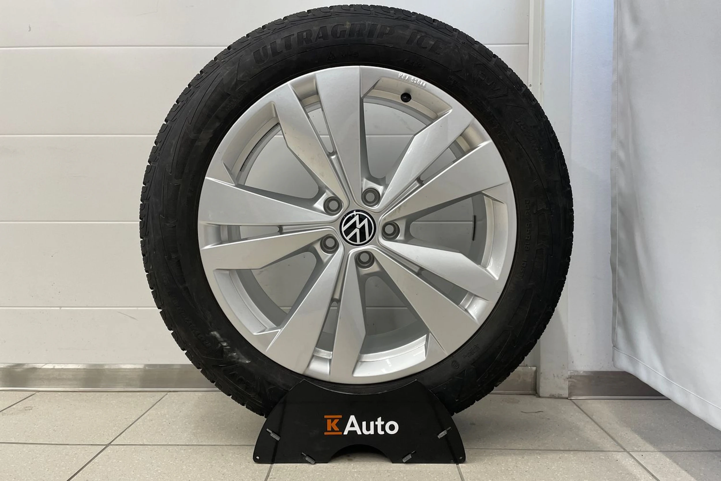 harmaa Volkswagen ID.4 2023 kuva 21.
