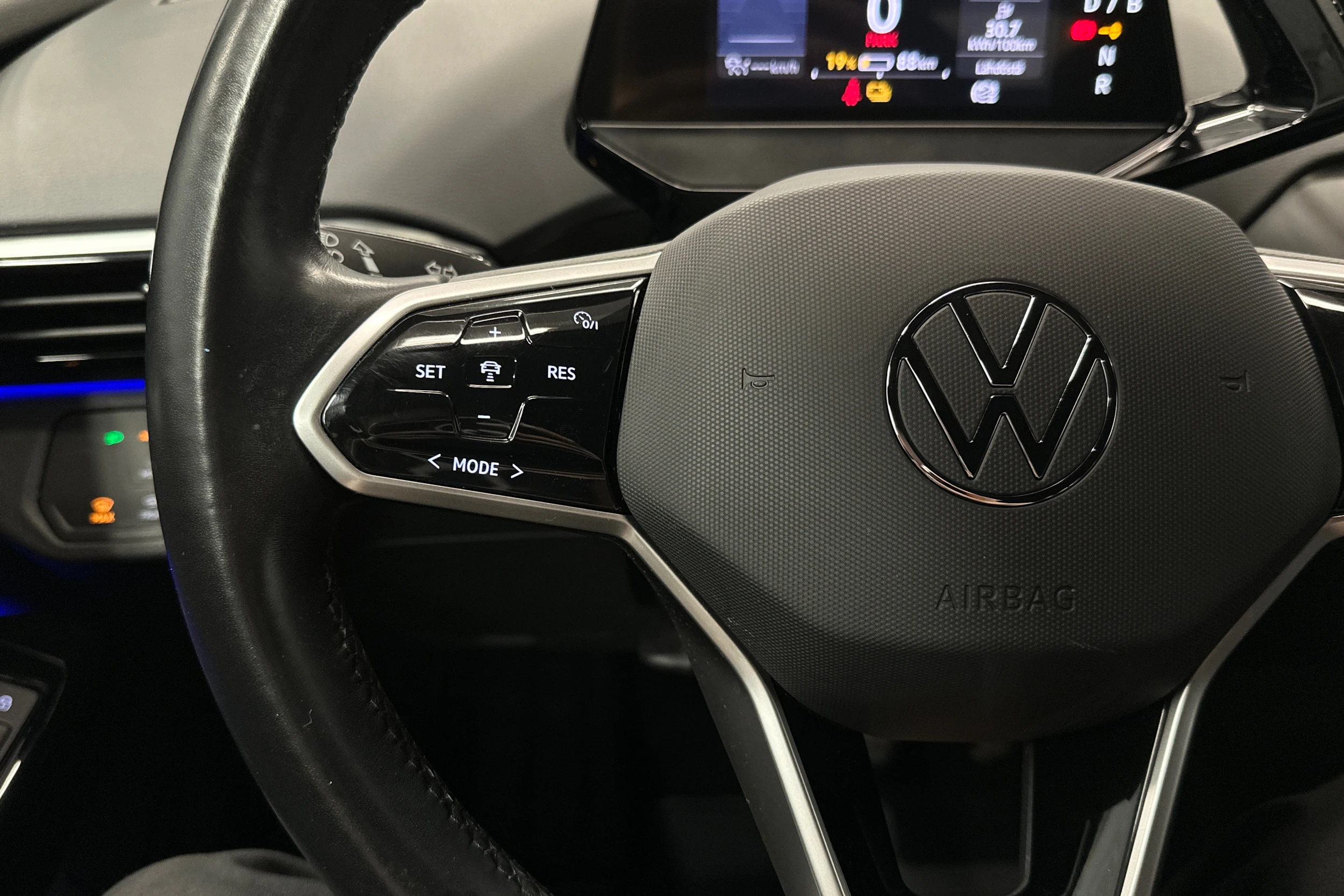 sininen Volkswagen ID.4 2023 kuva 11.