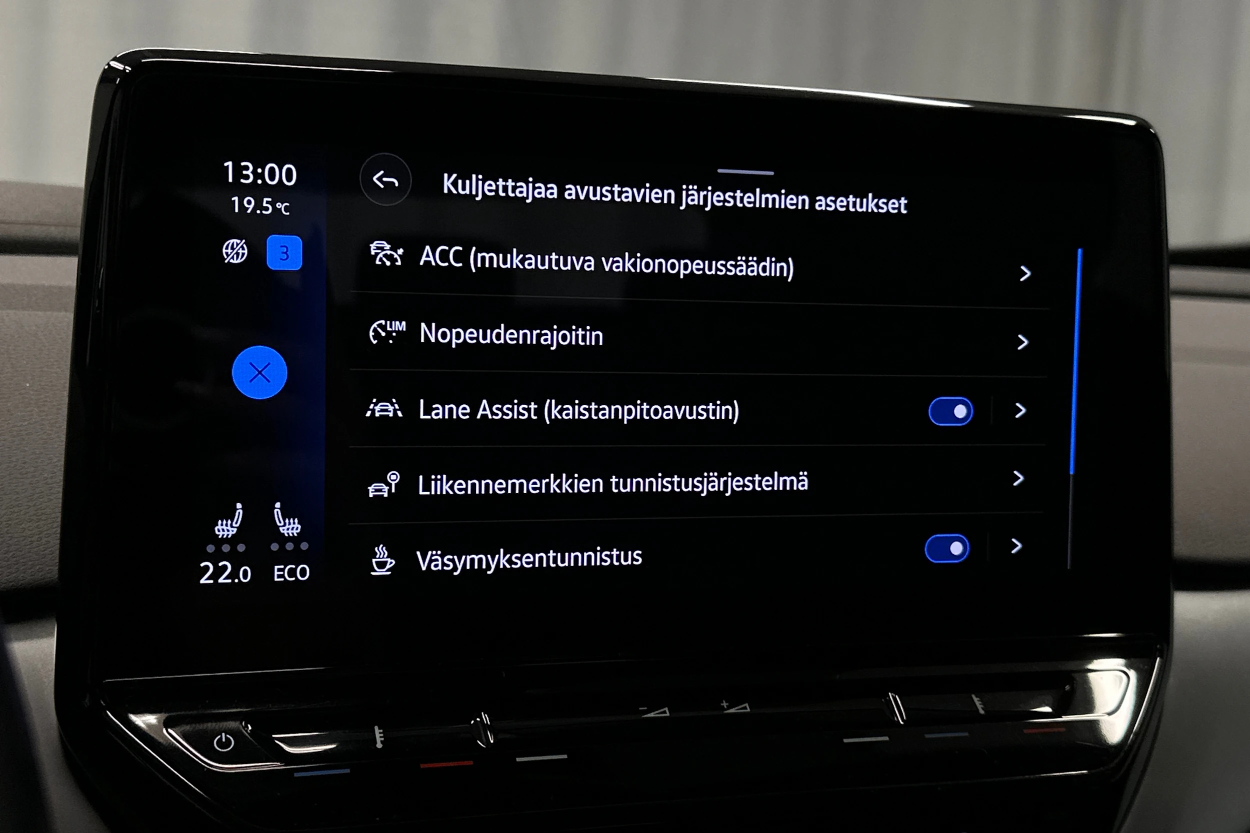 sininen Volkswagen ID.4 2023 kuva 28.