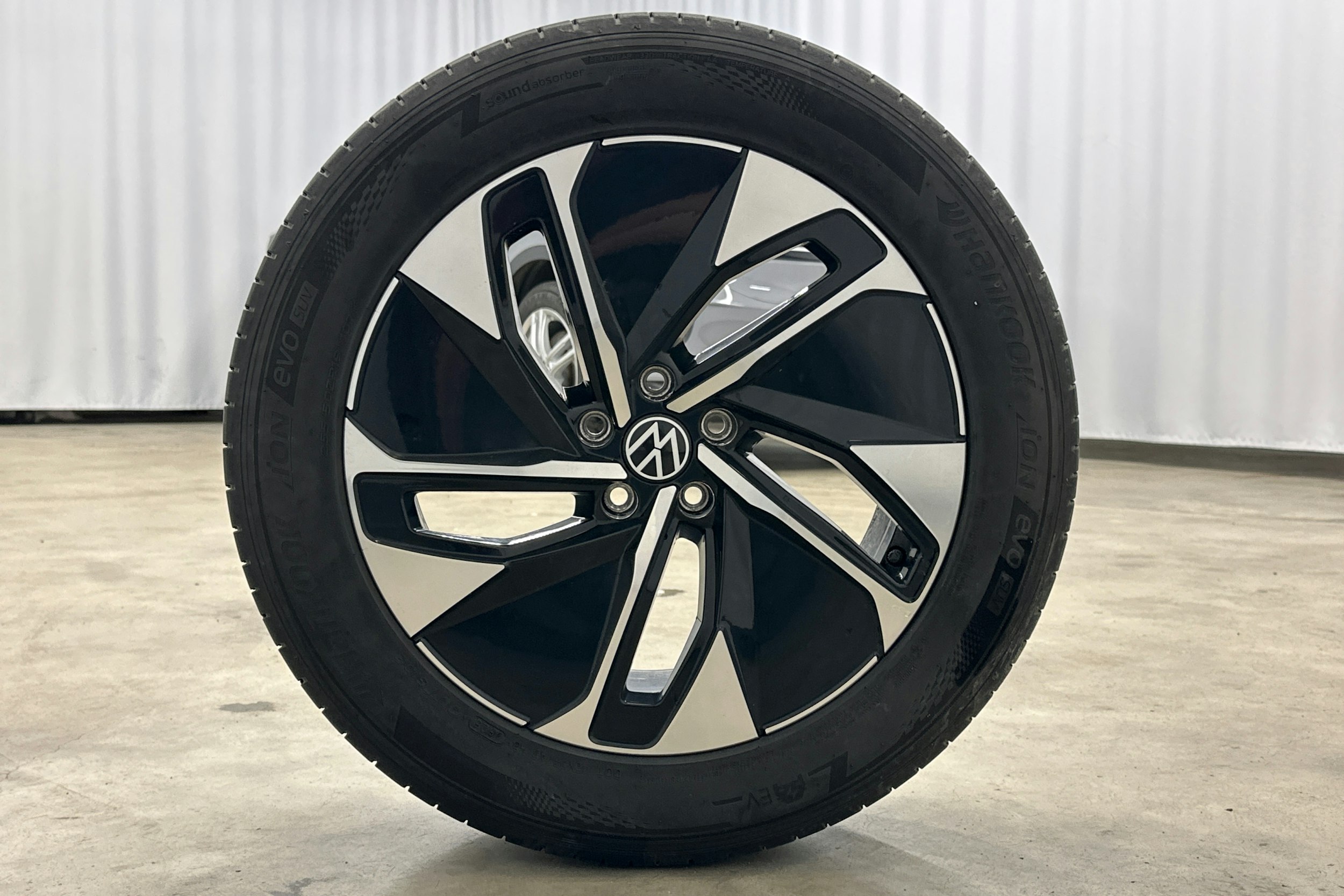 harmaa Volkswagen ID.4 2023 kuva 34.