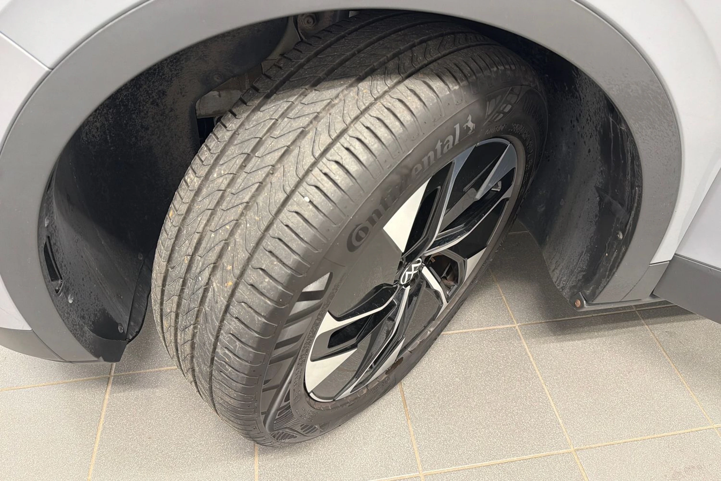 harmaa Volkswagen ID.4 2023 kuva 10.