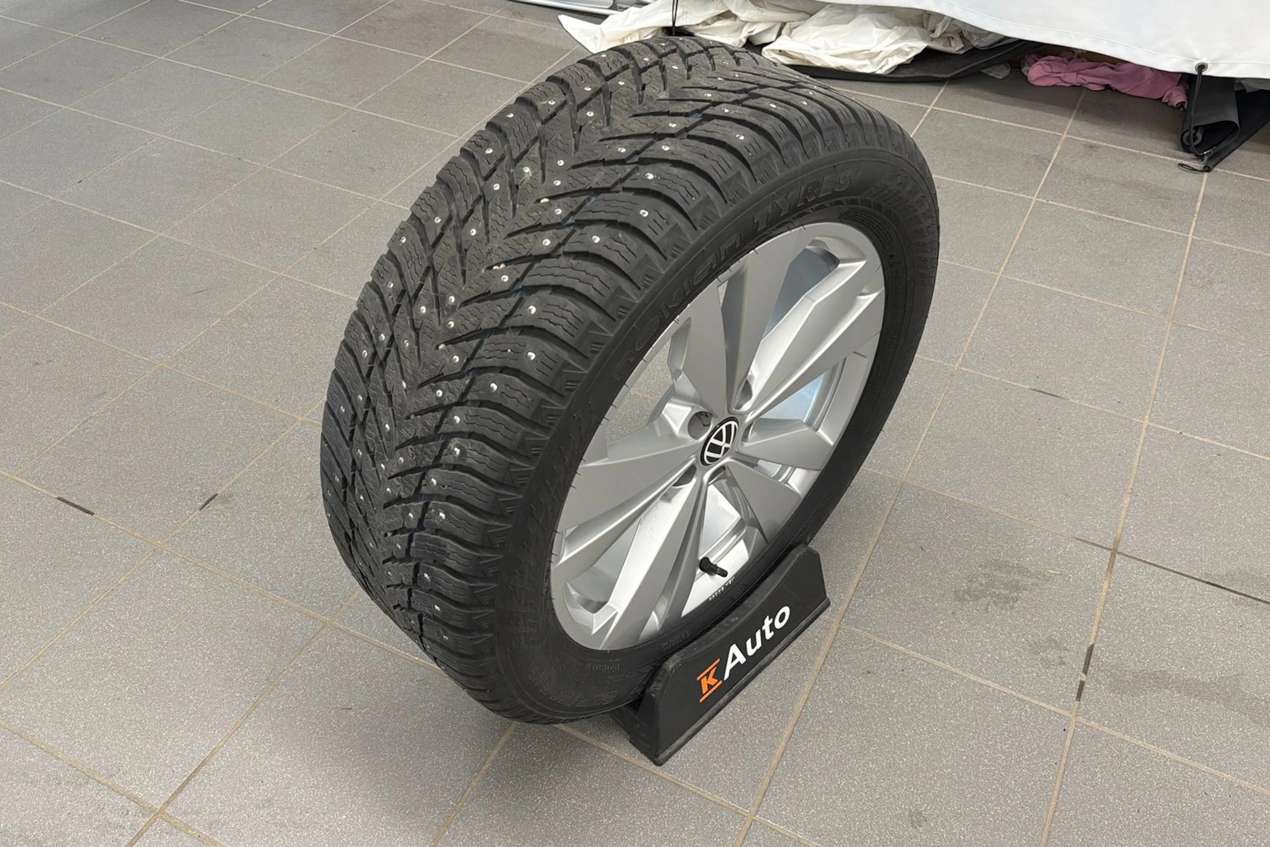harmaa Volkswagen ID.4 2023 kuva 30.