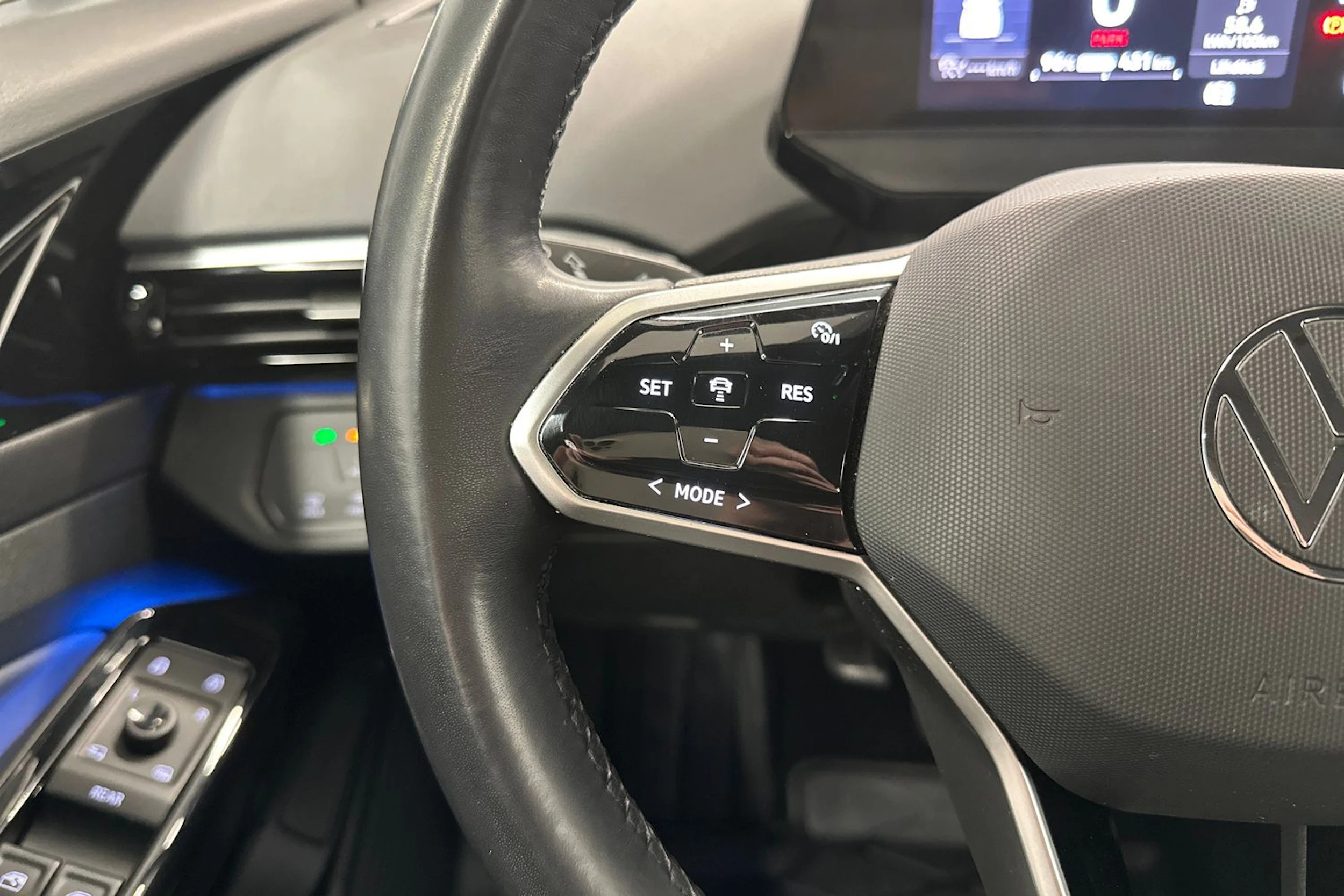 harmaa Volkswagen ID.4 2023 kuva 13.