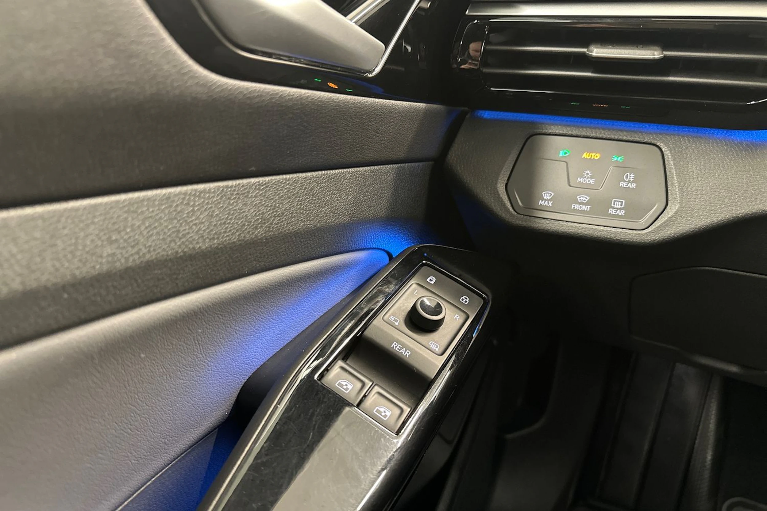 harmaa Volkswagen ID.4 2023 kuva 16.