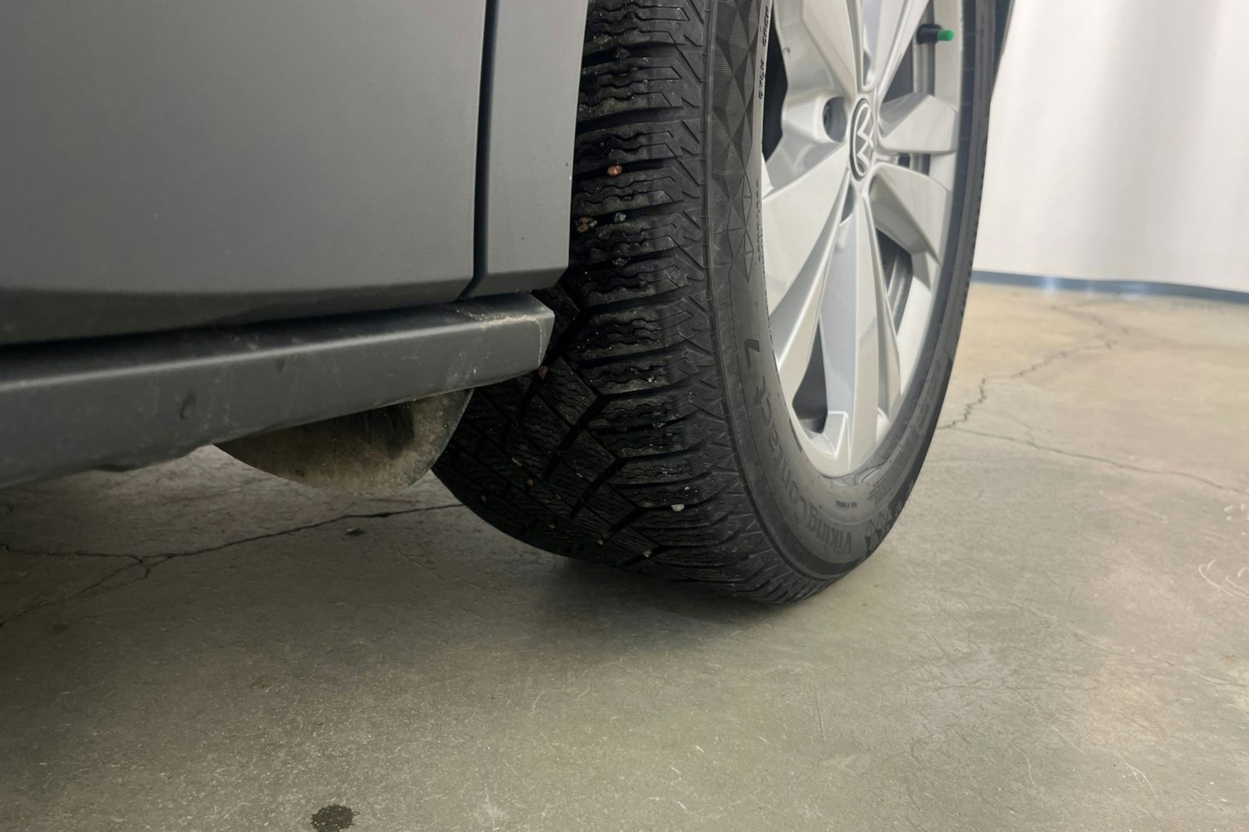 sininen Volkswagen ID.4 2023 kuva 10.