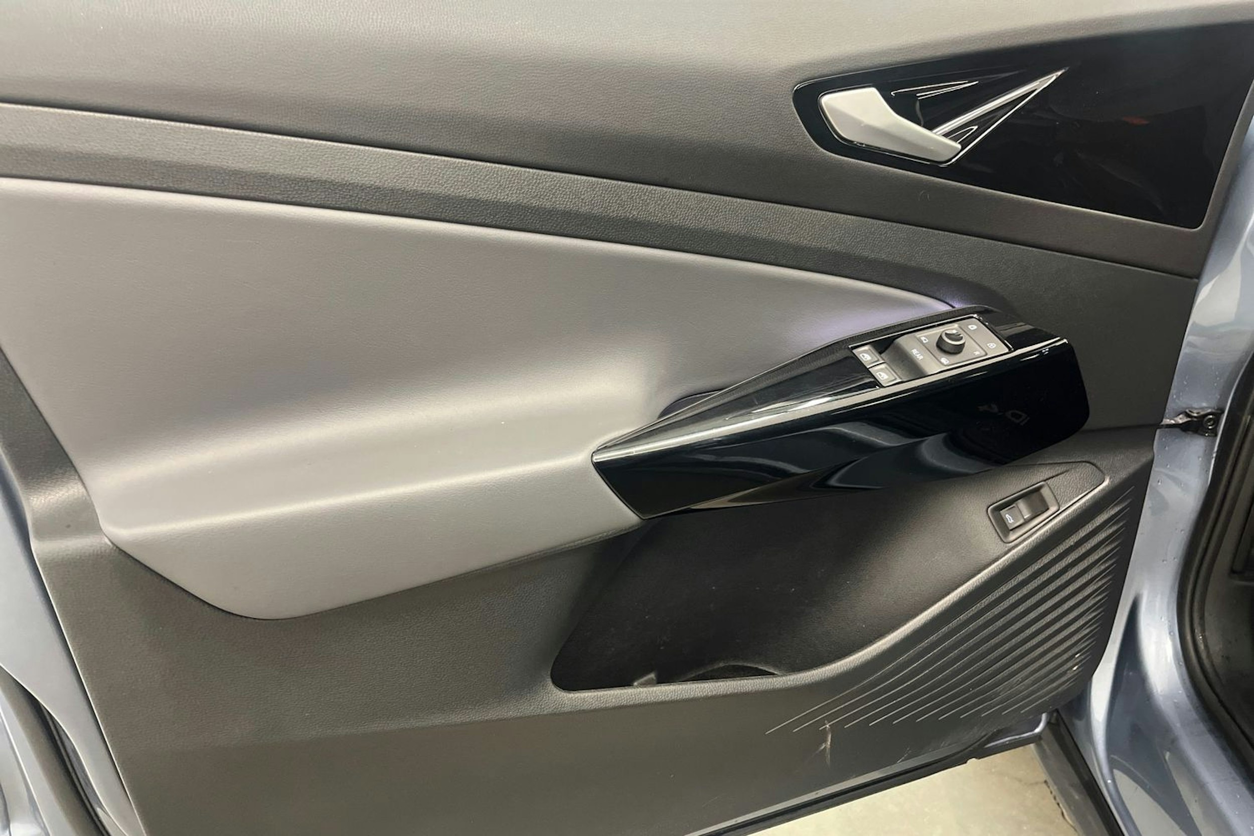 sininen Volkswagen ID.4 2023 kuva 11.