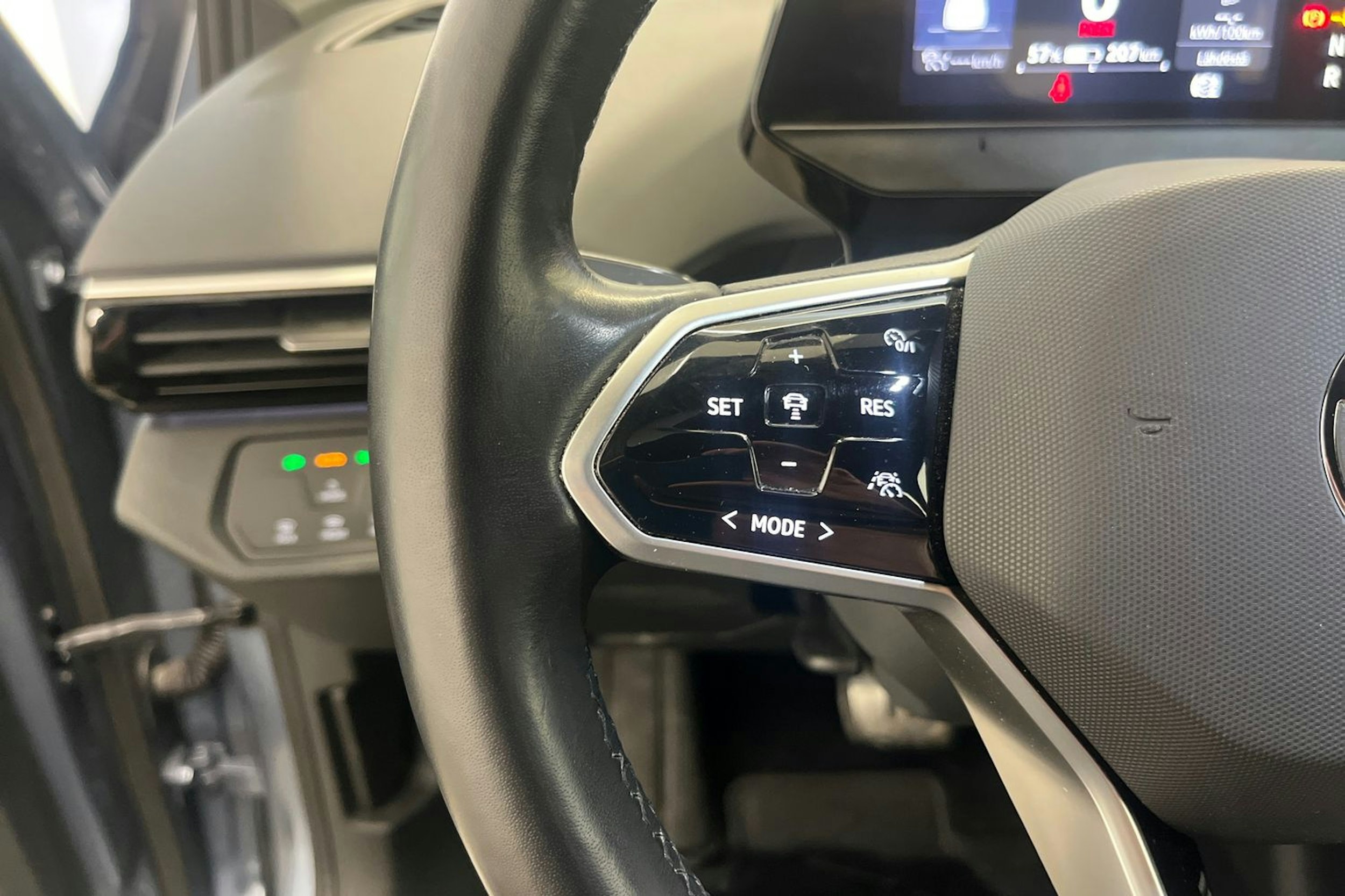 sininen Volkswagen ID.4 2023 kuva 13.