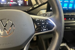sininen Volkswagen ID.4 2023 kuva 14.