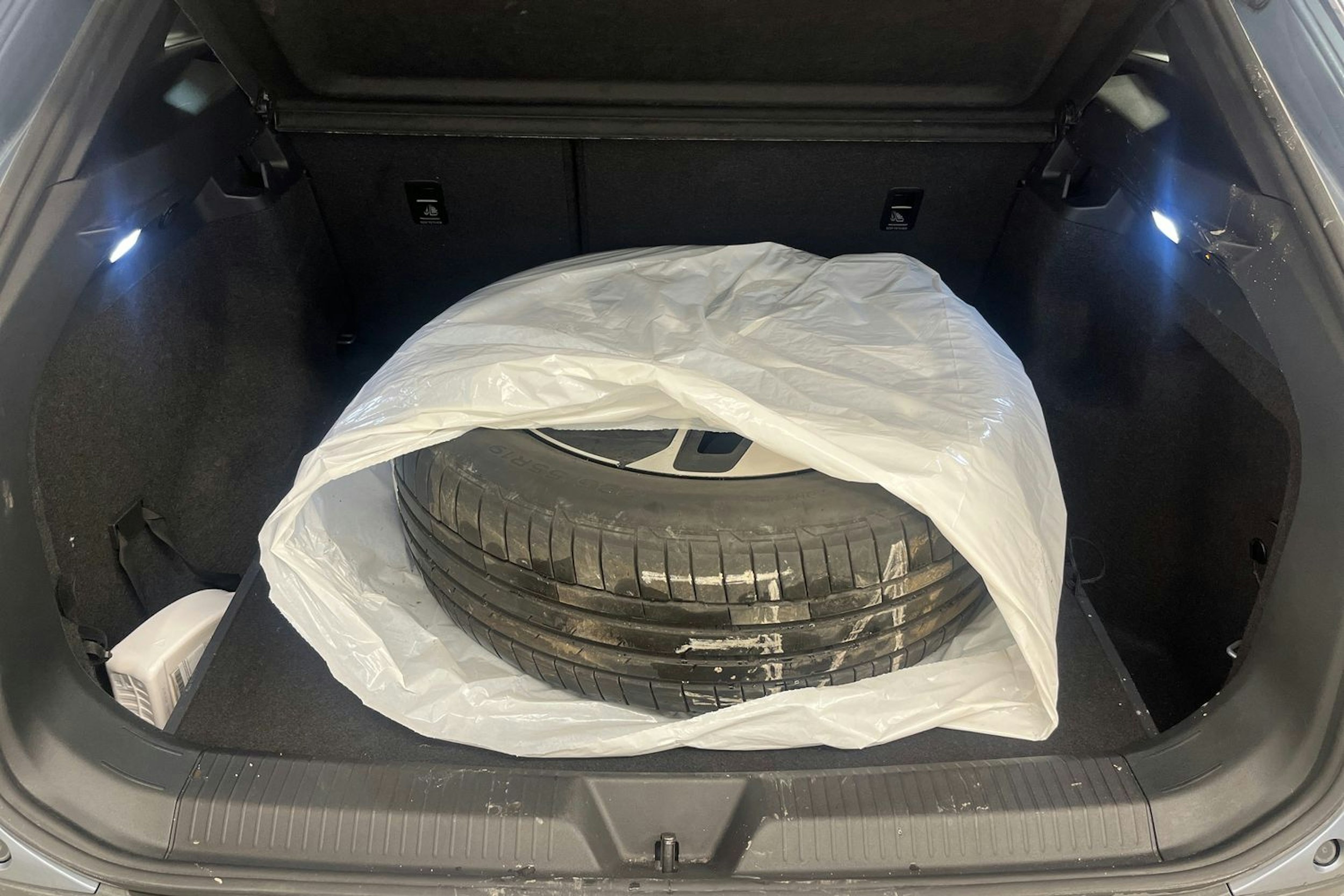 sininen Volkswagen ID.4 2023 kuva 18.