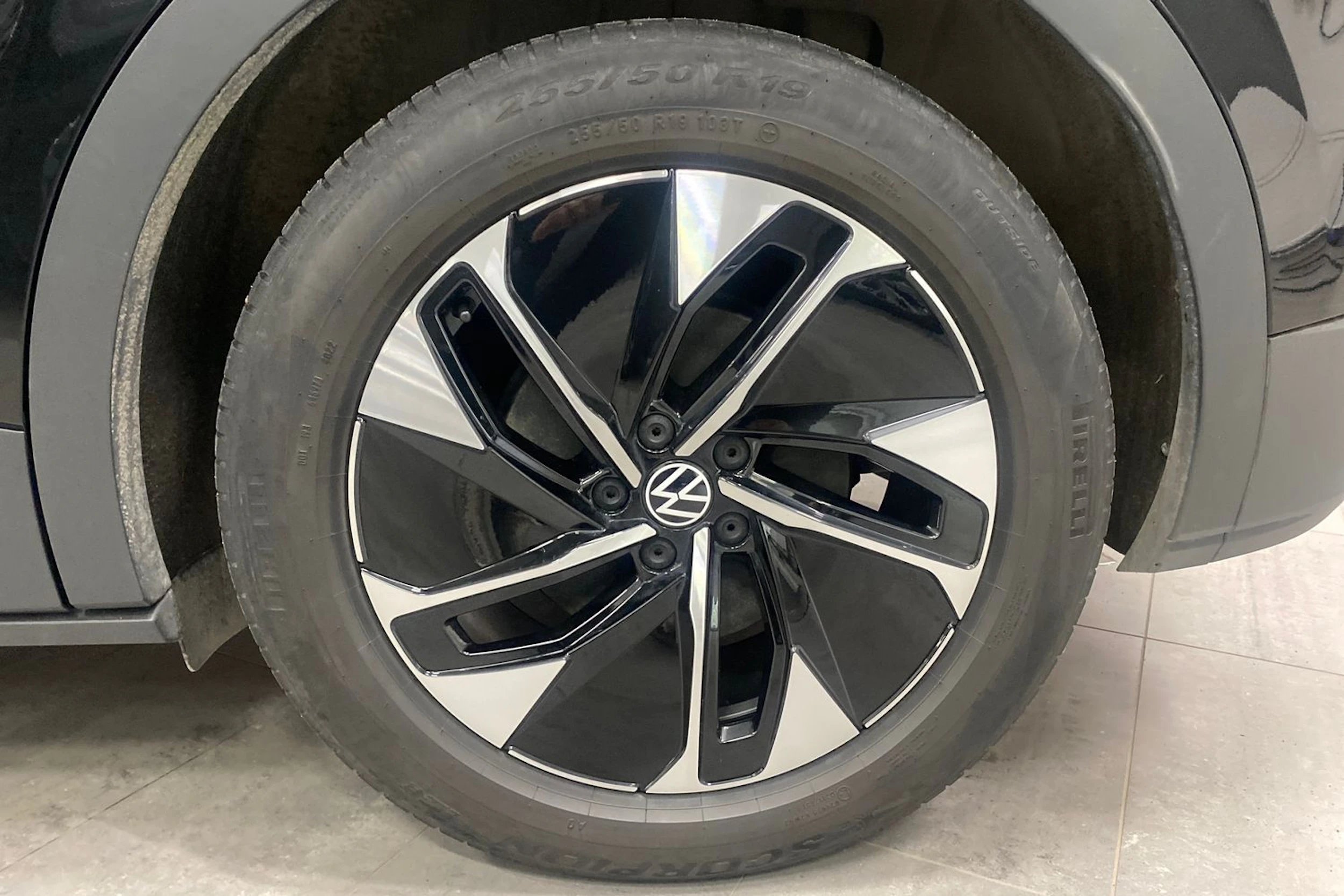 Musta Volkswagen ID.4 2023 kuva 13.