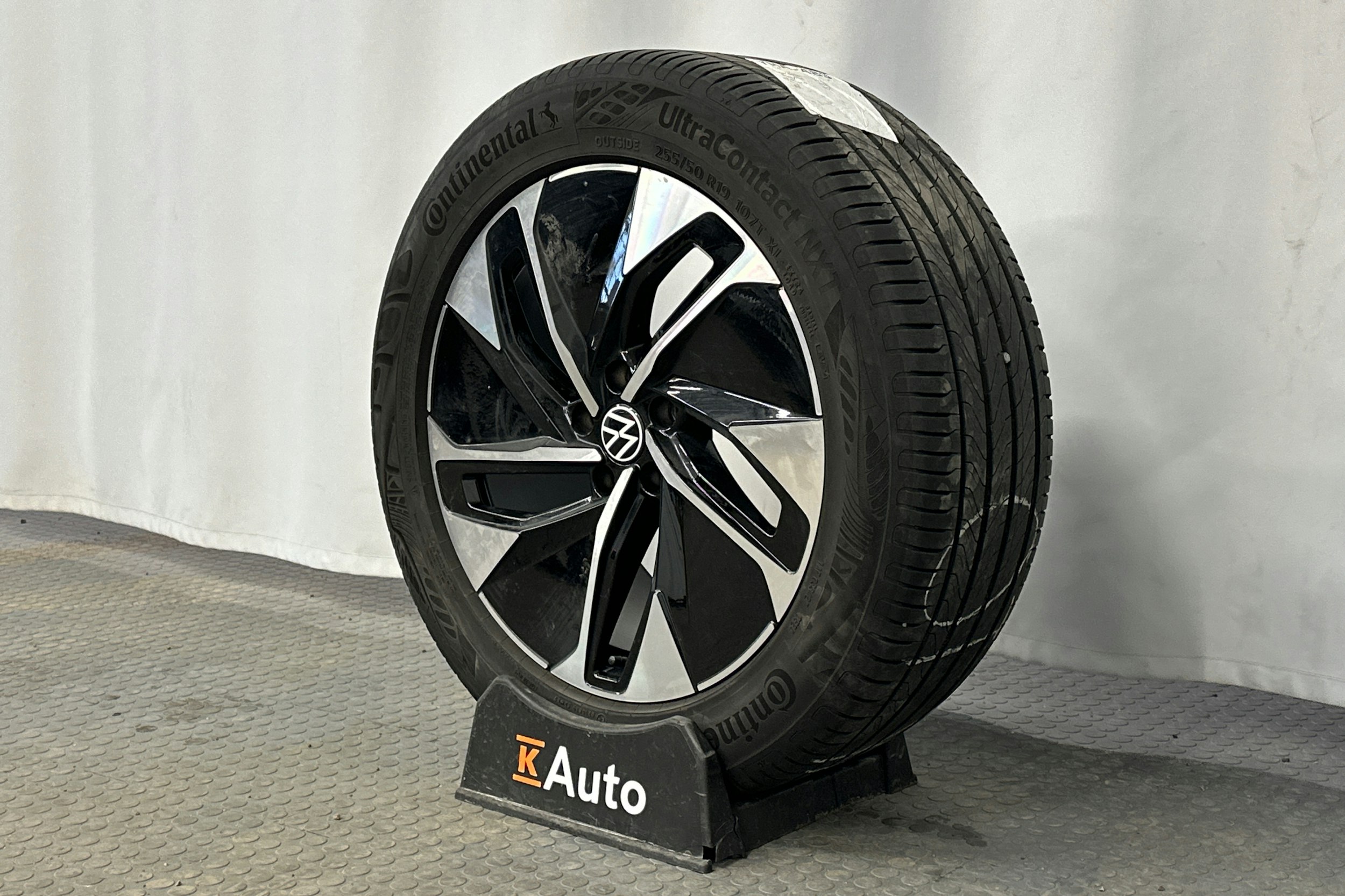 sininen Volkswagen ID.4 2023 kuva 13.