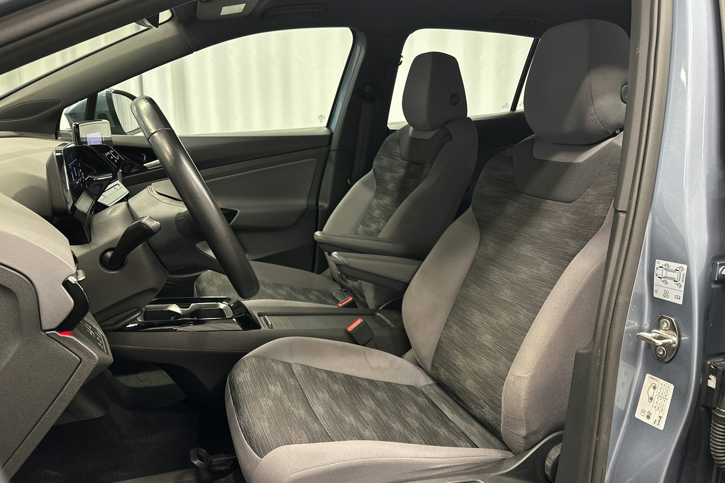 sininen Volkswagen ID.4 2023 kuva 16.