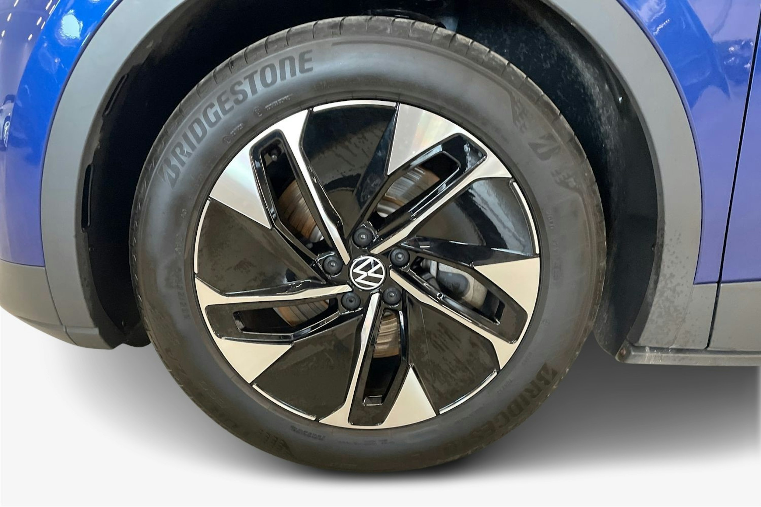 sininen Volkswagen ID.4 2023 kuva 11.