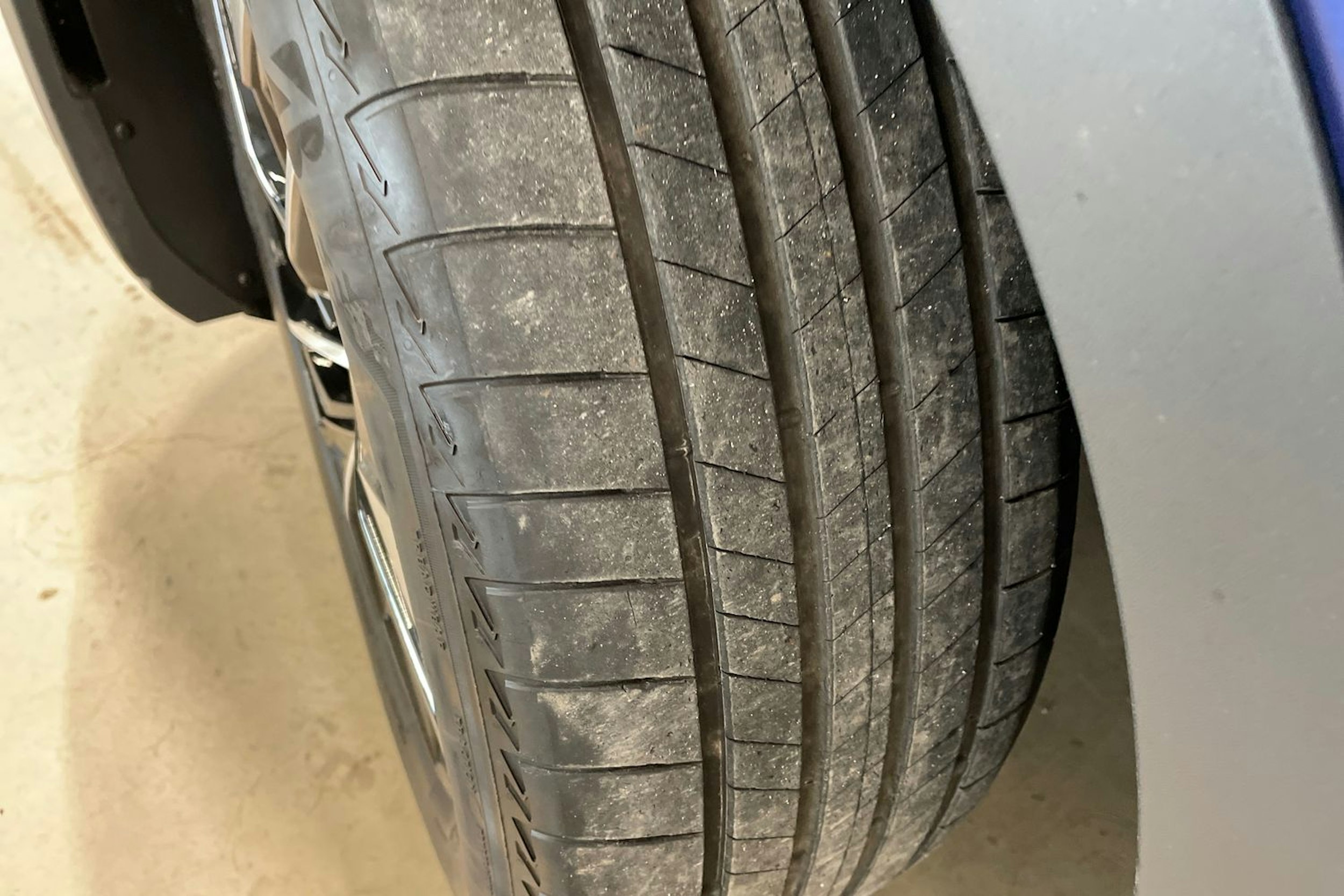 sininen Volkswagen ID.4 2023 kuva 13.