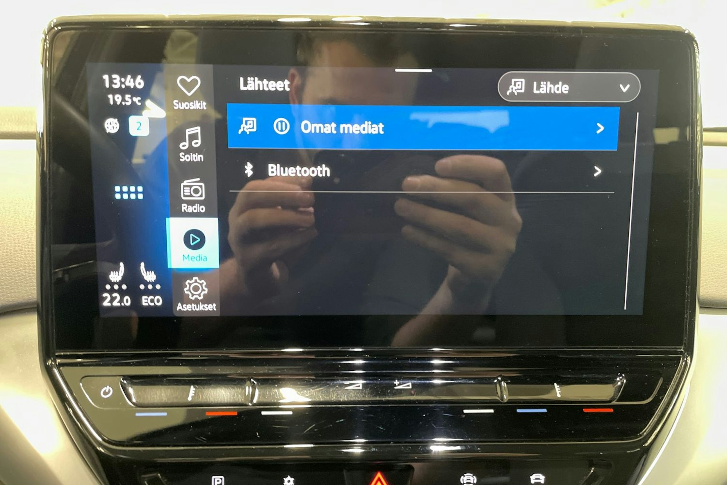 sininen Volkswagen ID.4 2023 kuva 22.