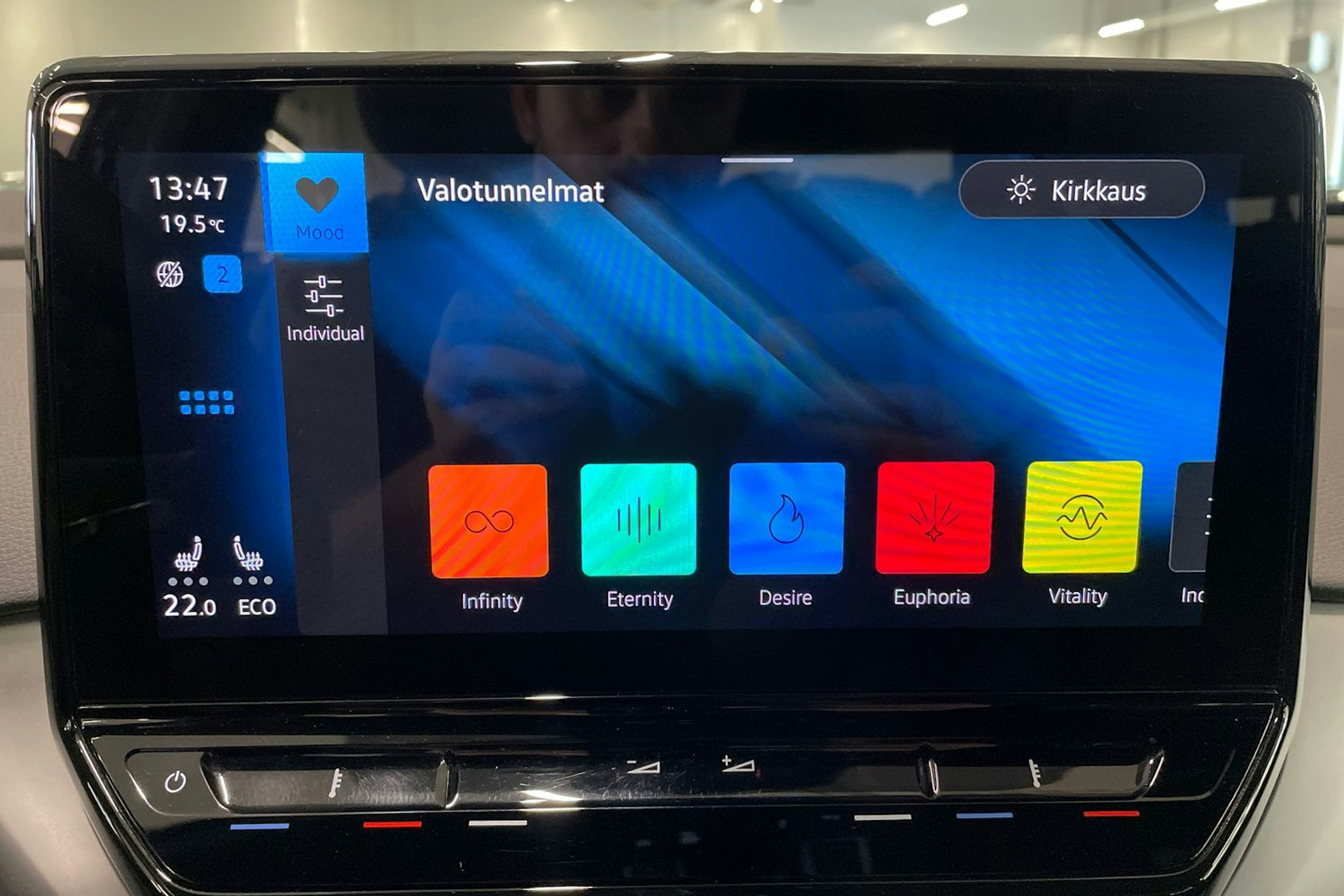 sininen Volkswagen ID.4 2023 kuva 26.