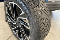 sininen Volkswagen ID.4 2023 kuva 32.