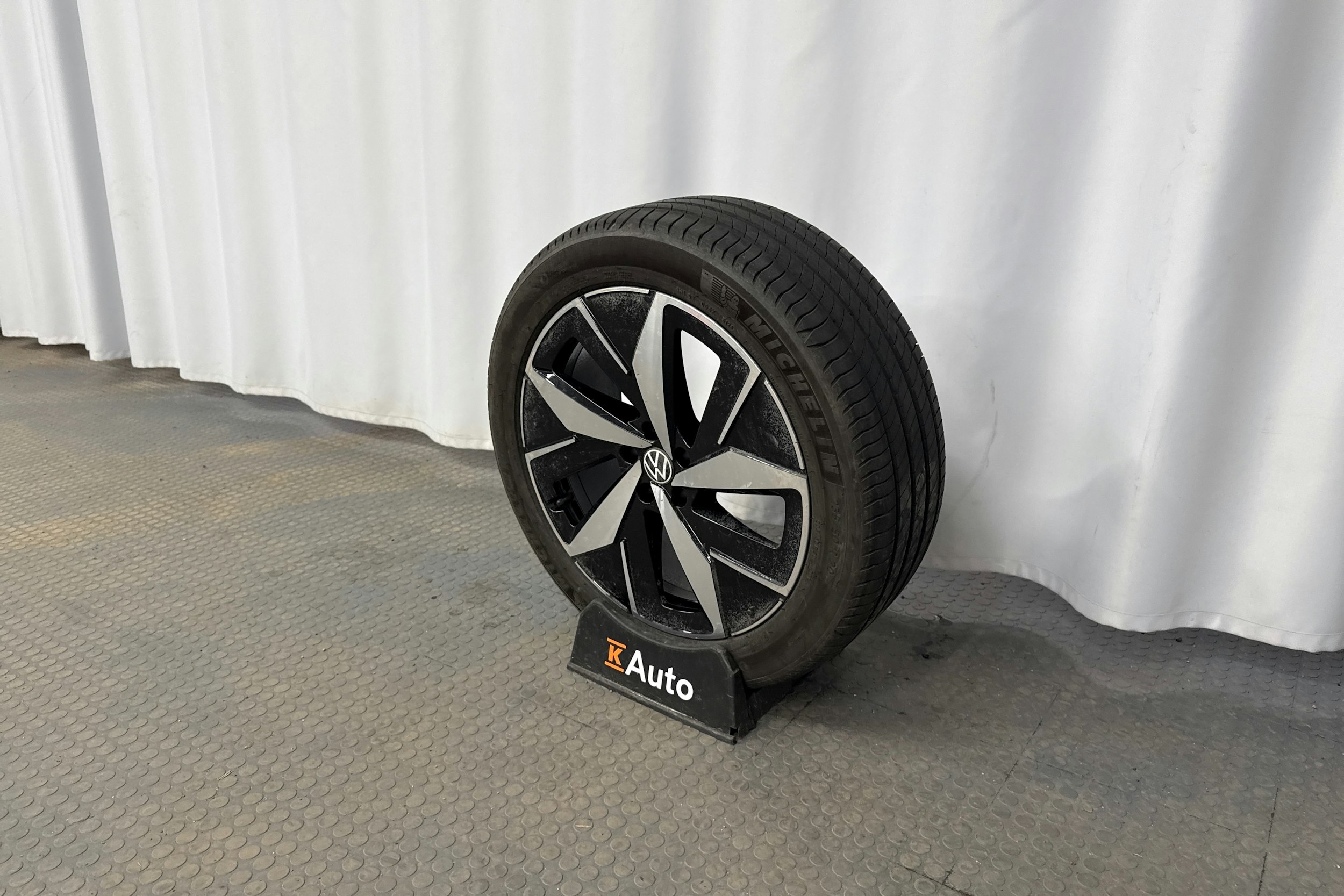 valkoinen Volkswagen ID.4 2023 kuva 10.