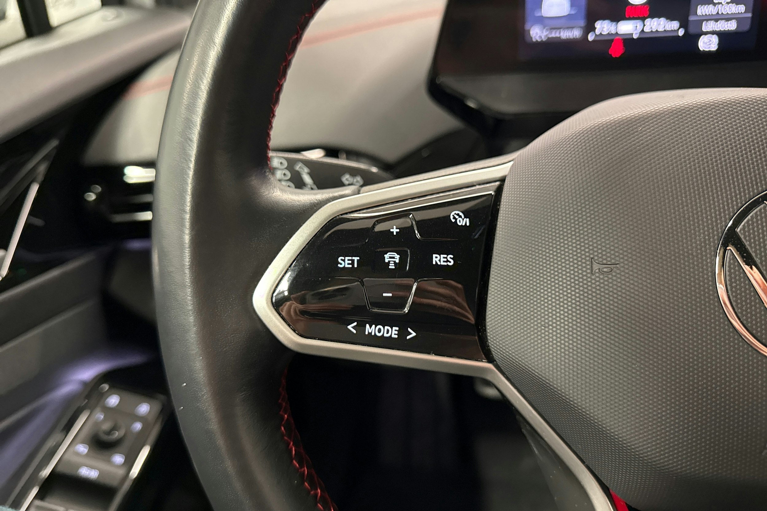 valkoinen Volkswagen ID.4 2023 kuva 11.