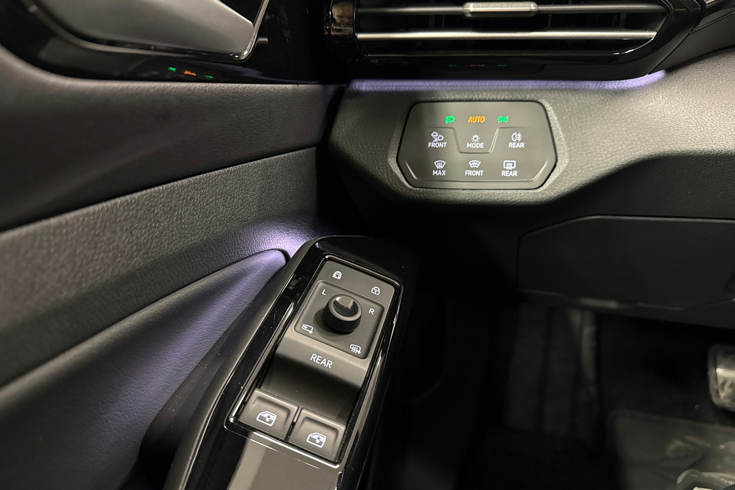 valkoinen Volkswagen ID.4 2023 kuva 14.