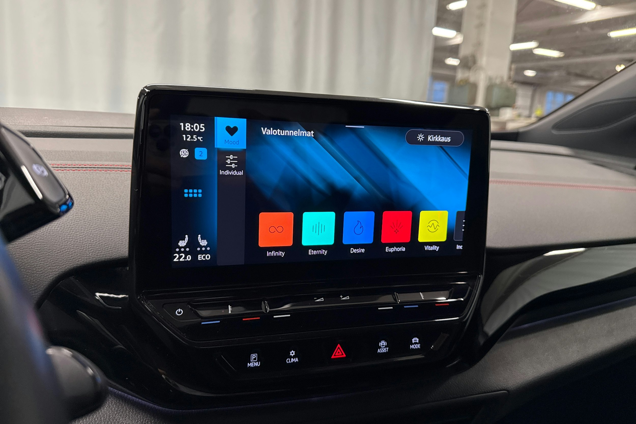 valkoinen Volkswagen ID.4 2023 kuva 19.