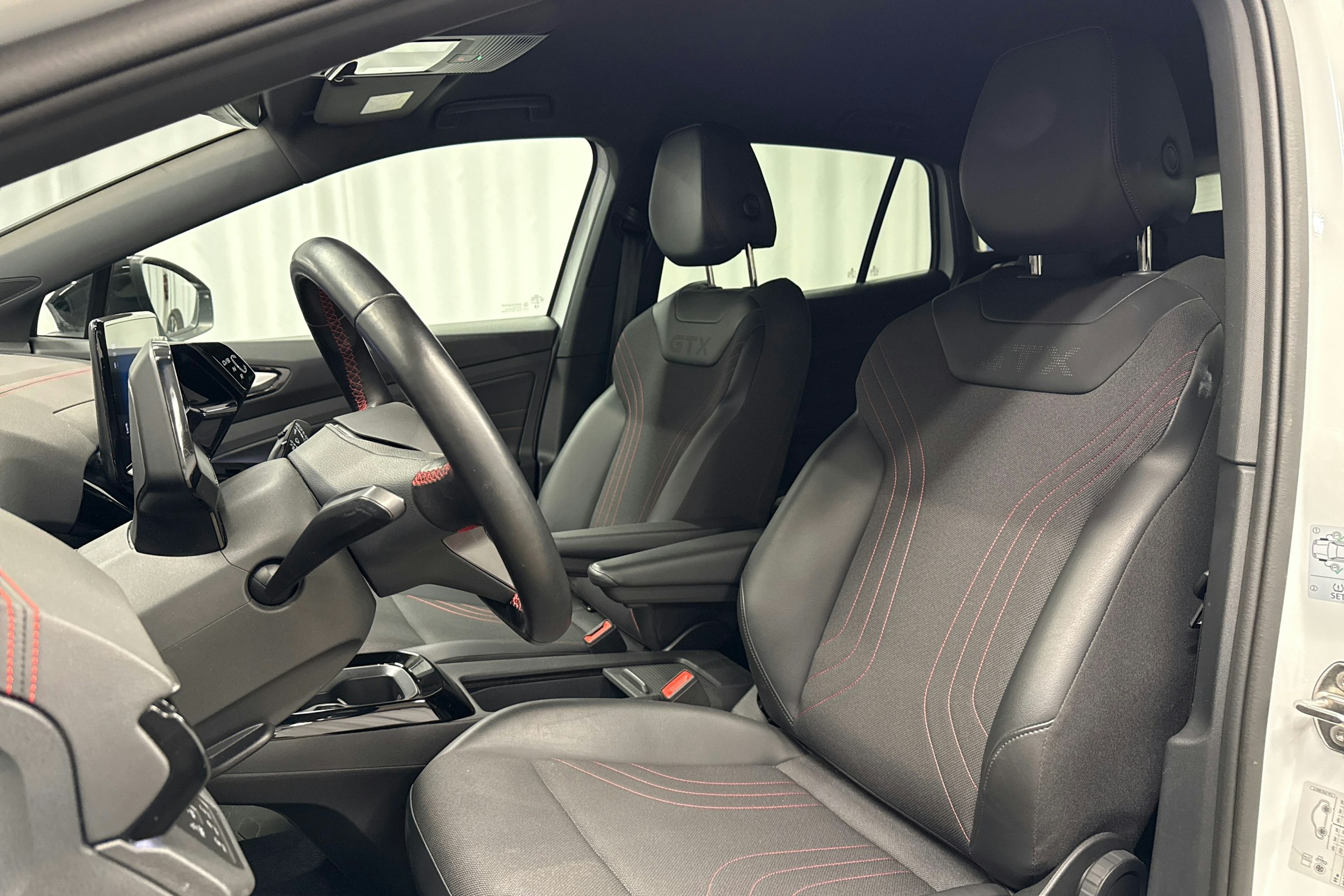 valkoinen Volkswagen ID.4 2023 kuva 24.