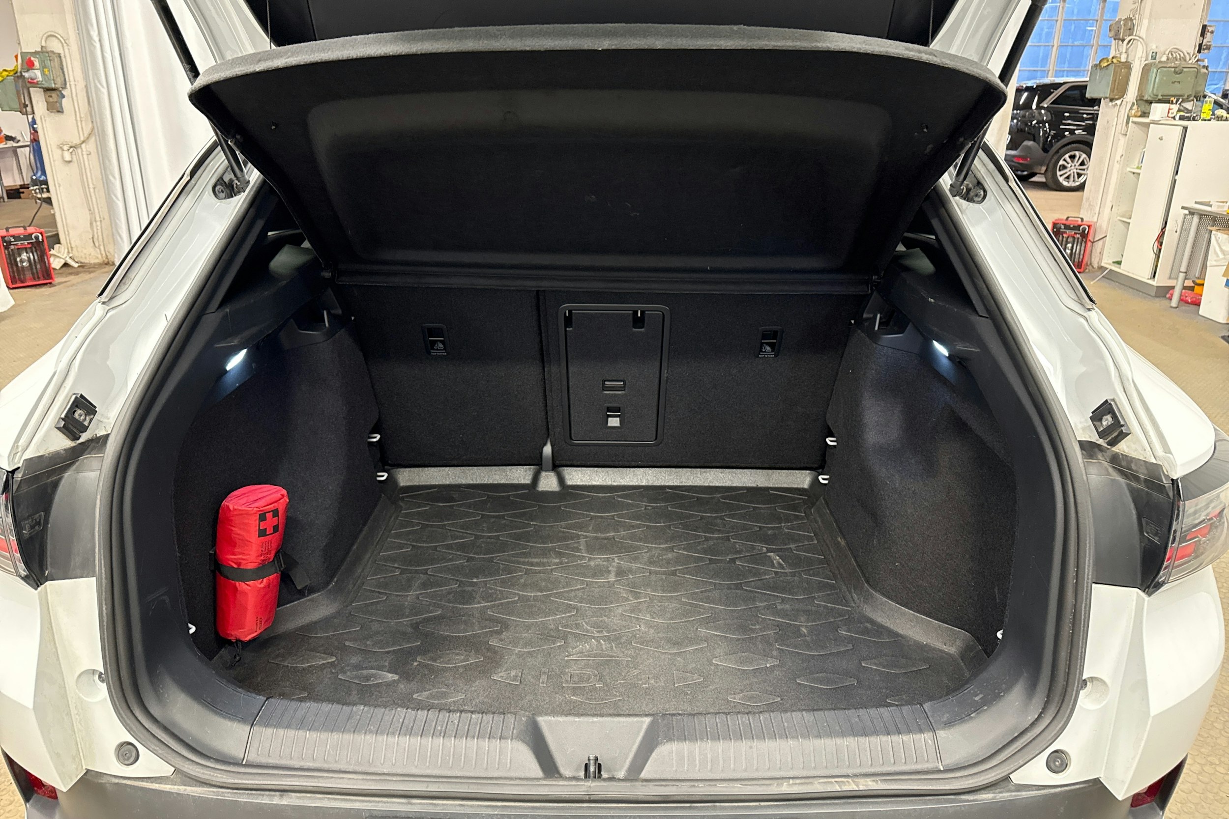 valkoinen Volkswagen ID.4 2023 kuva 25.