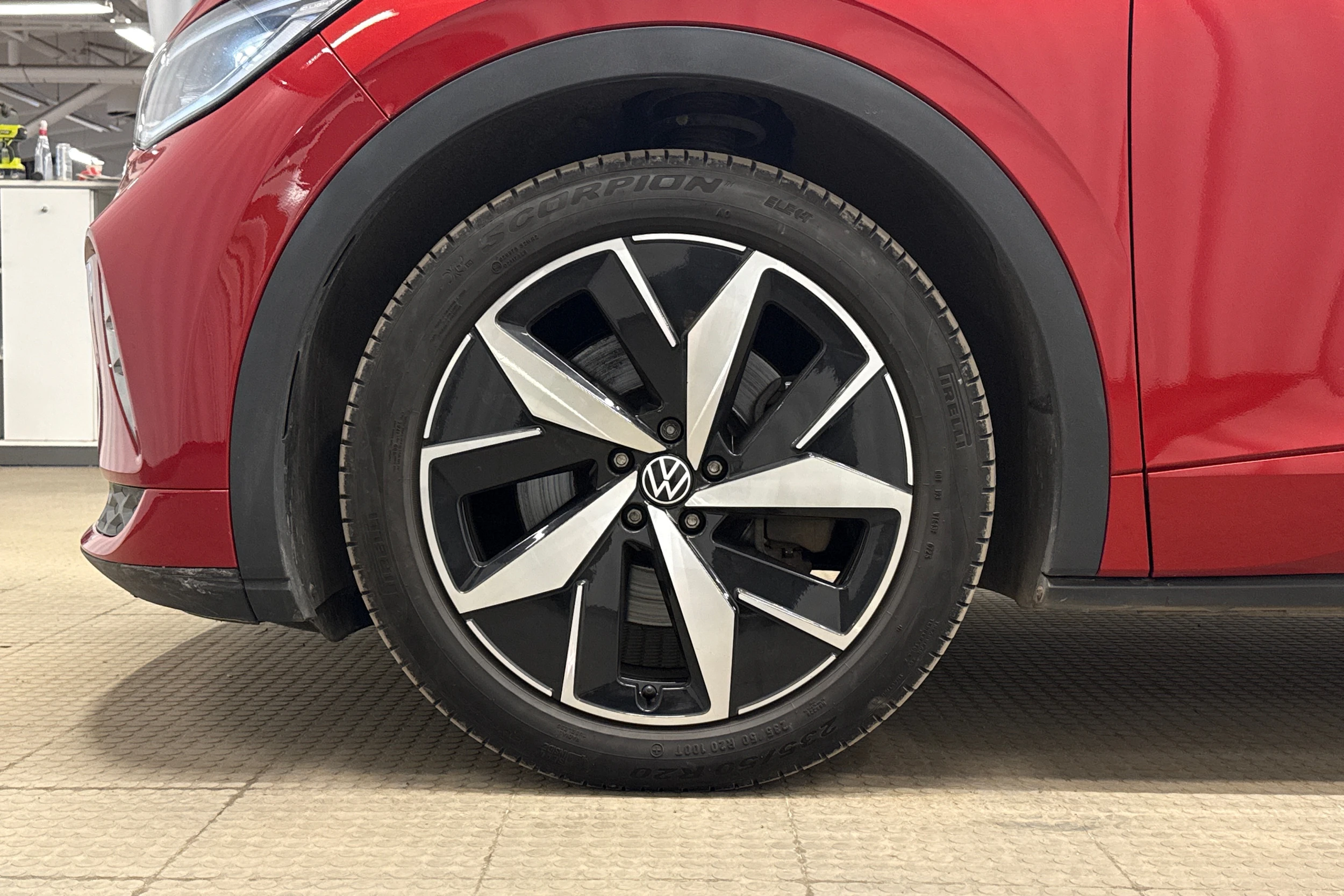 punainen Volkswagen ID.4 2023 kuva 10.