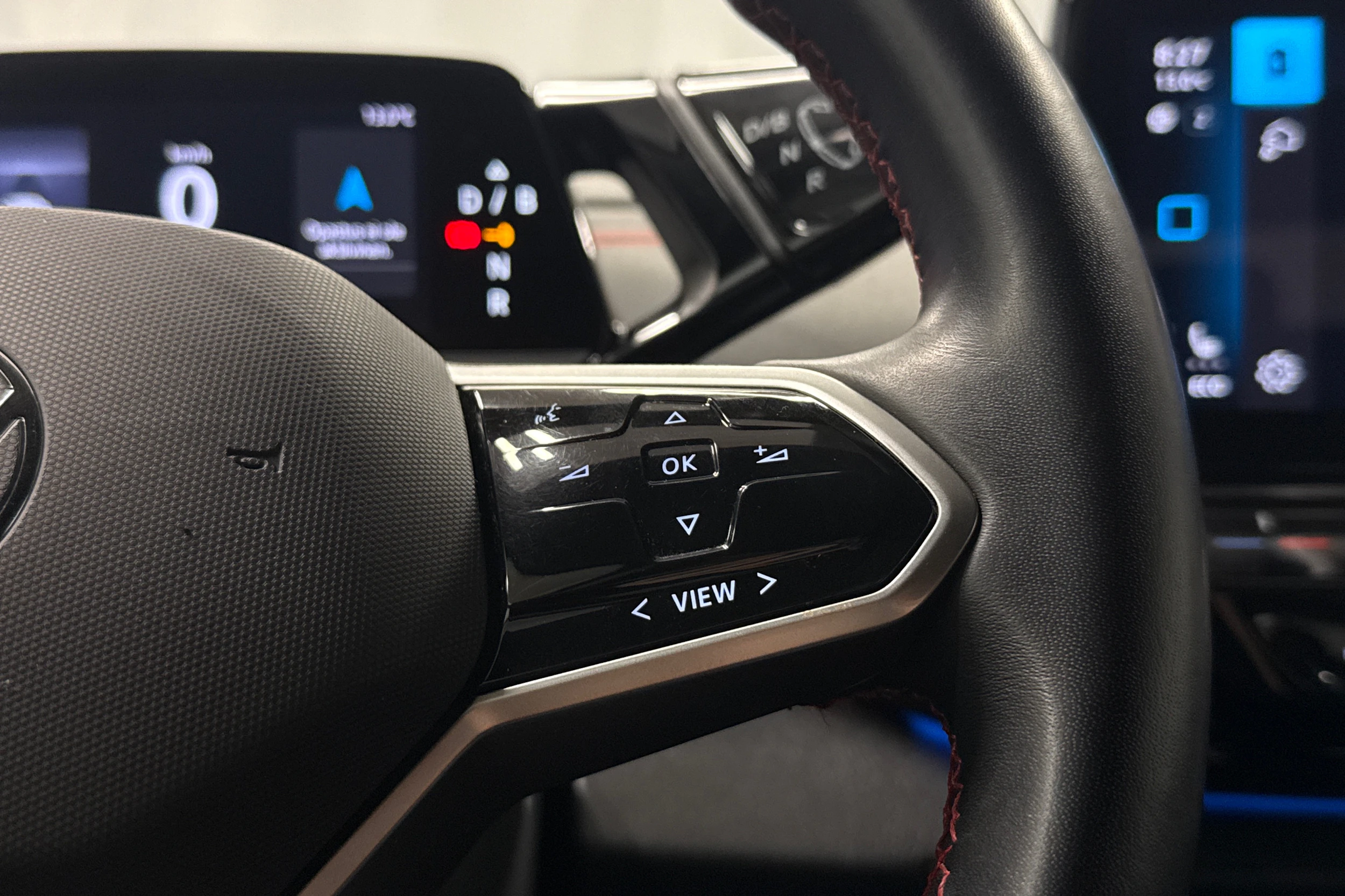 punainen Volkswagen ID.4 2023 kuva 14.