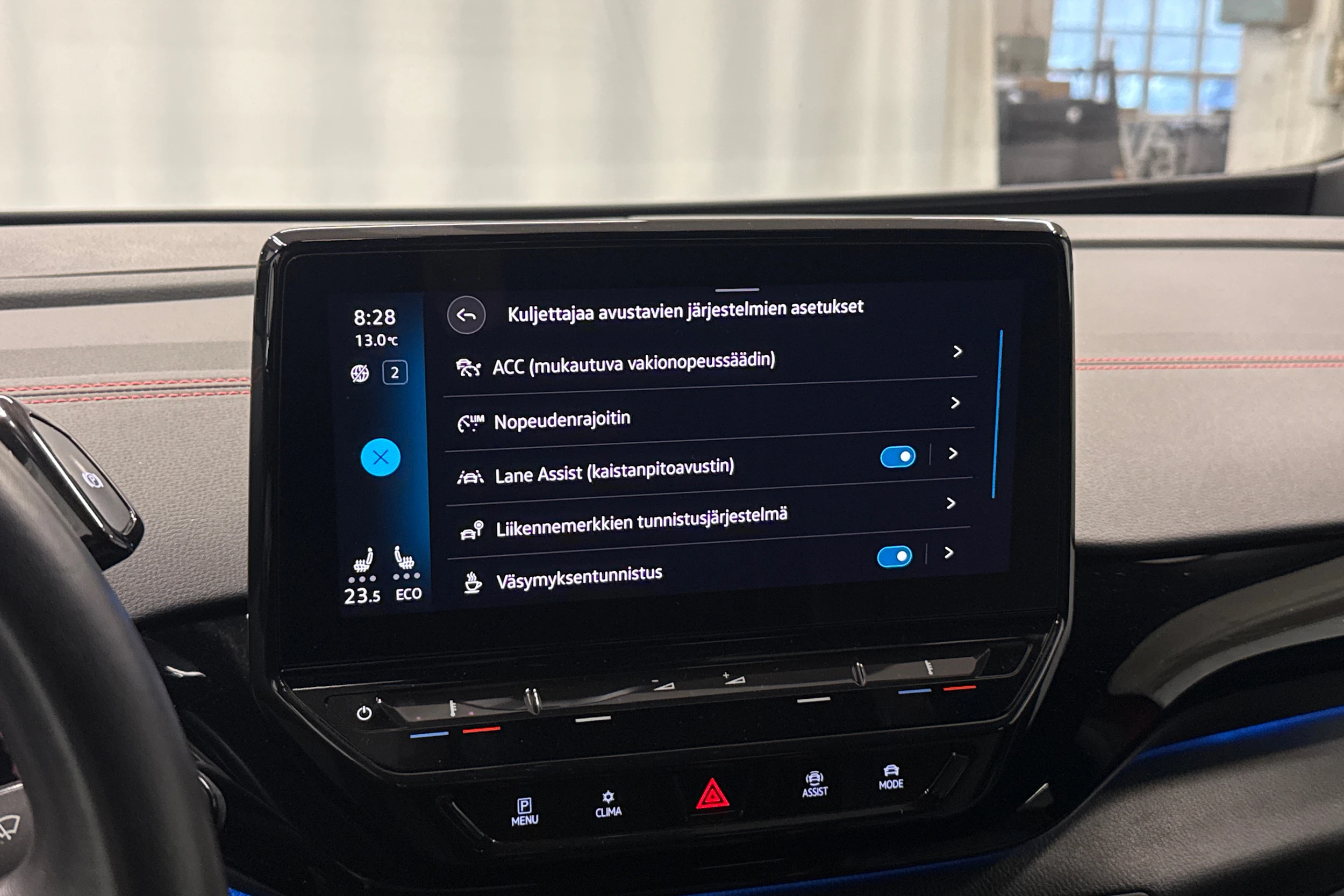 punainen Volkswagen ID.4 2023 kuva 17.