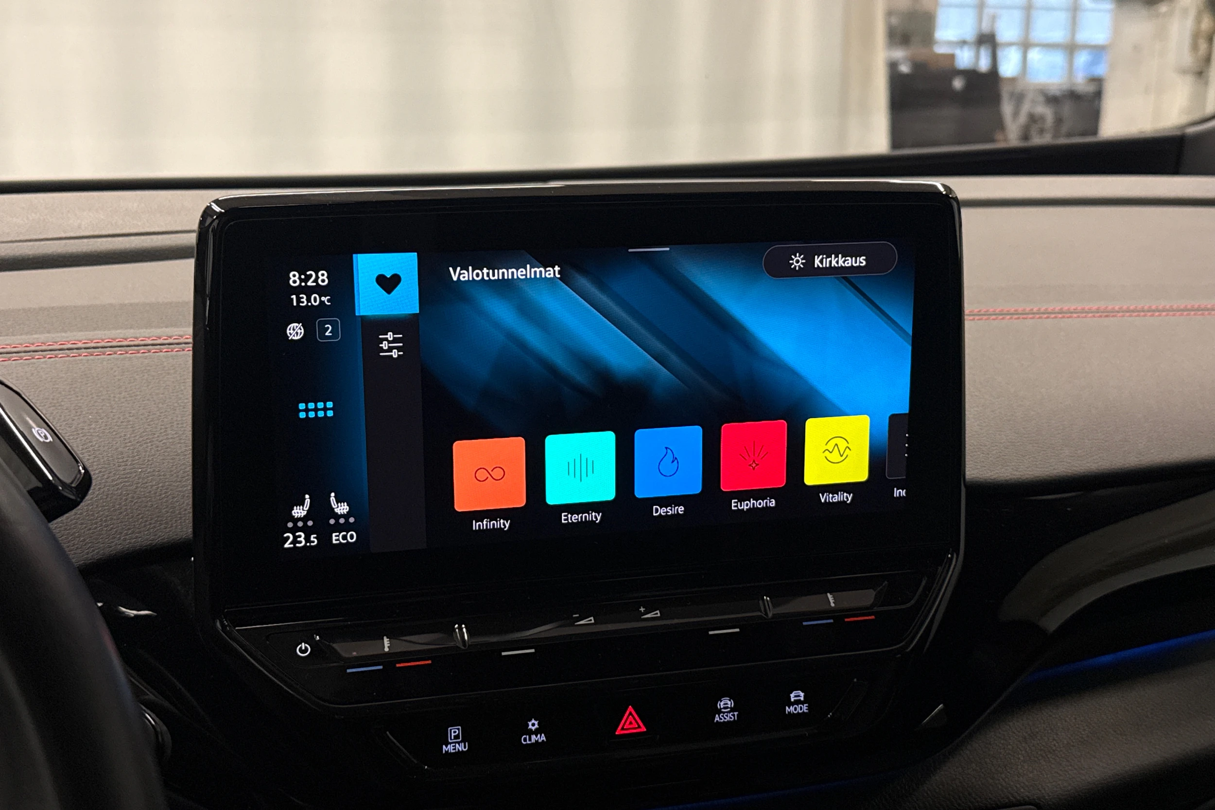 punainen Volkswagen ID.4 2023 kuva 18.