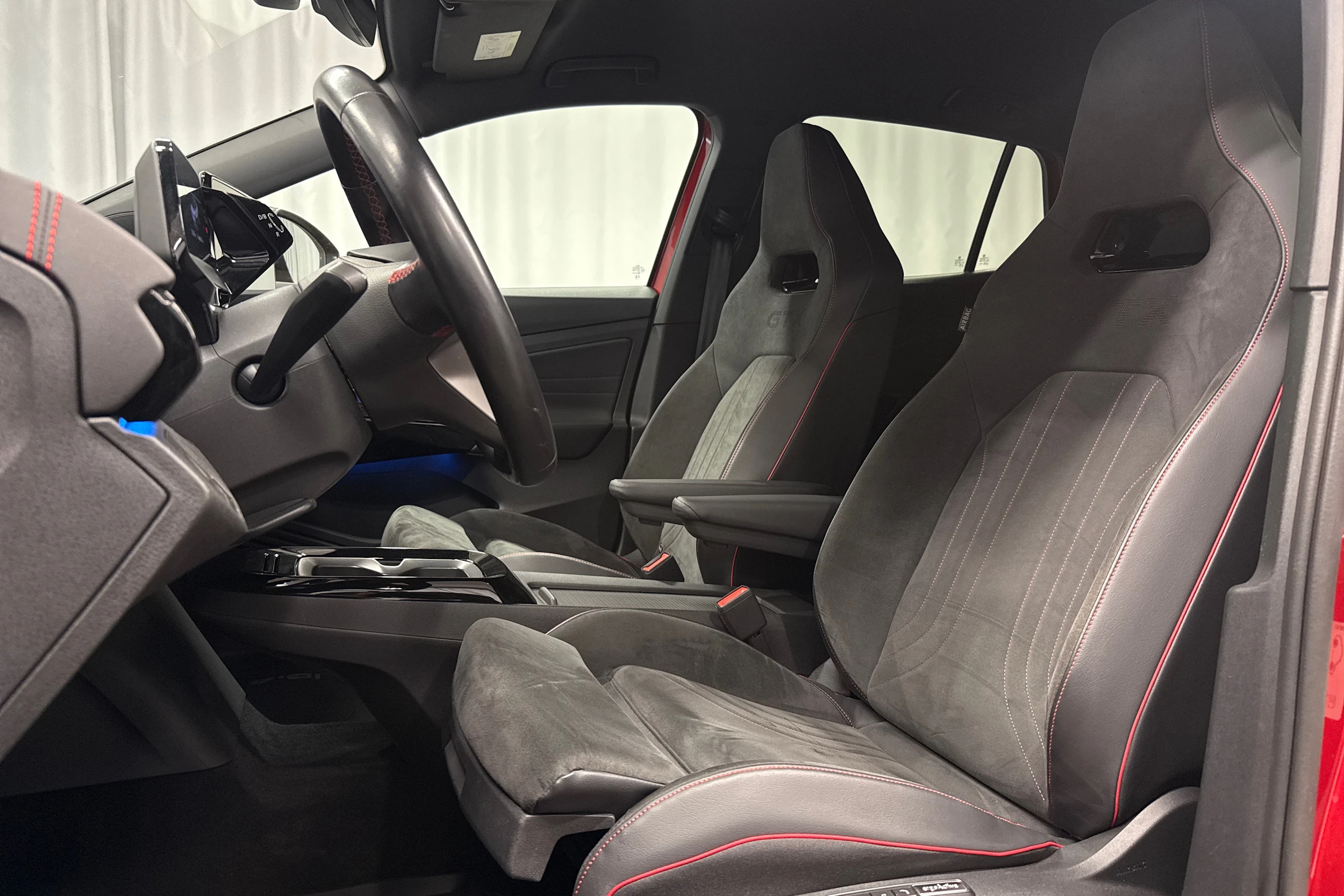 punainen Volkswagen ID.4 2023 kuva 21.