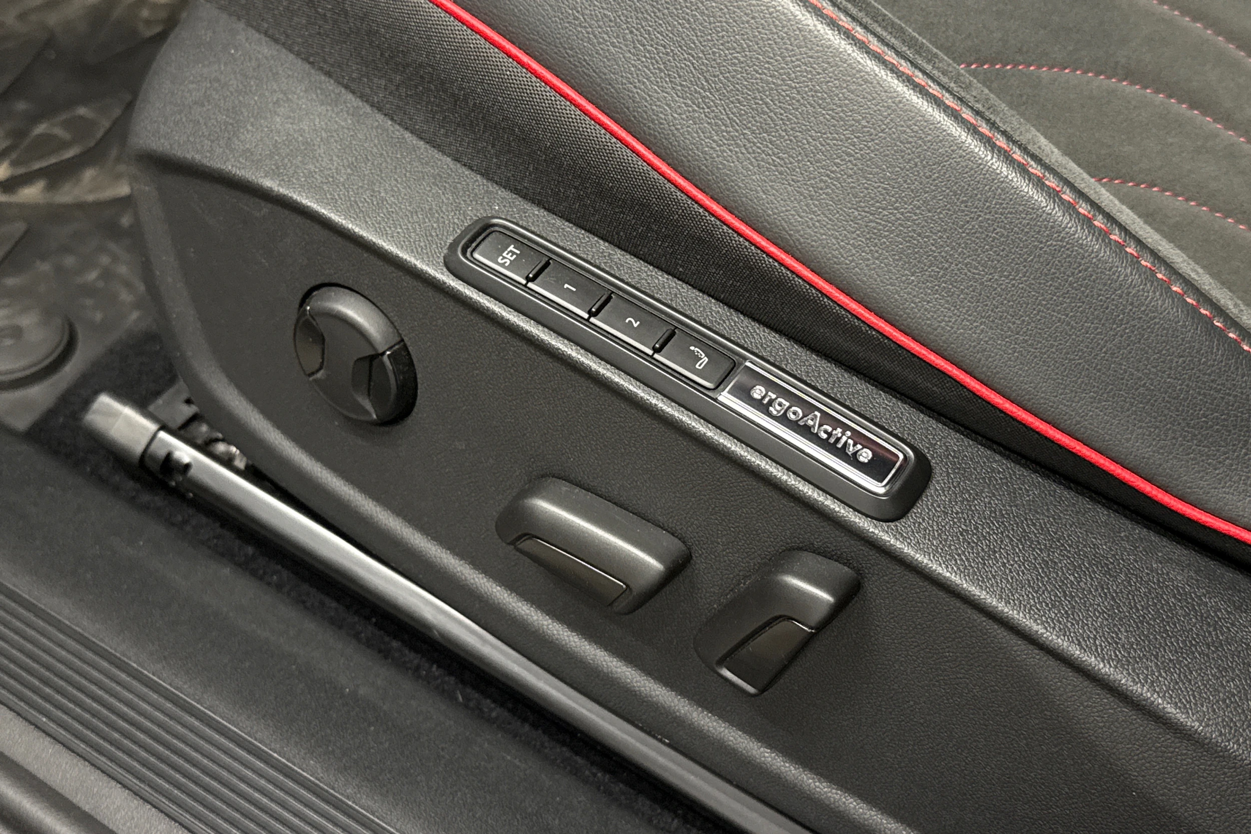 punainen Volkswagen ID.4 2023 kuva 22.