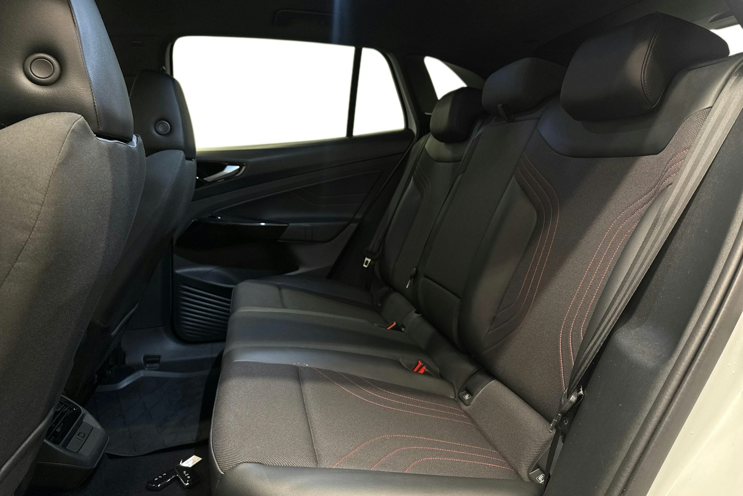 valkoinen Volkswagen ID.4 2023 kuva 8.