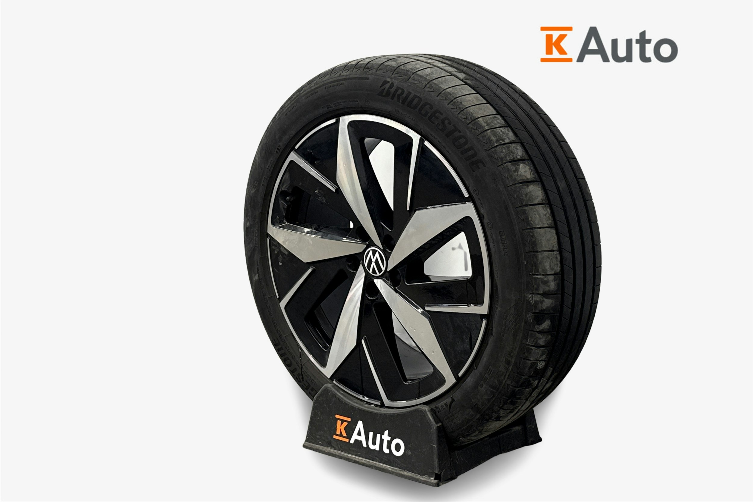 valkoinen Volkswagen ID.4 2023 kuva 9.